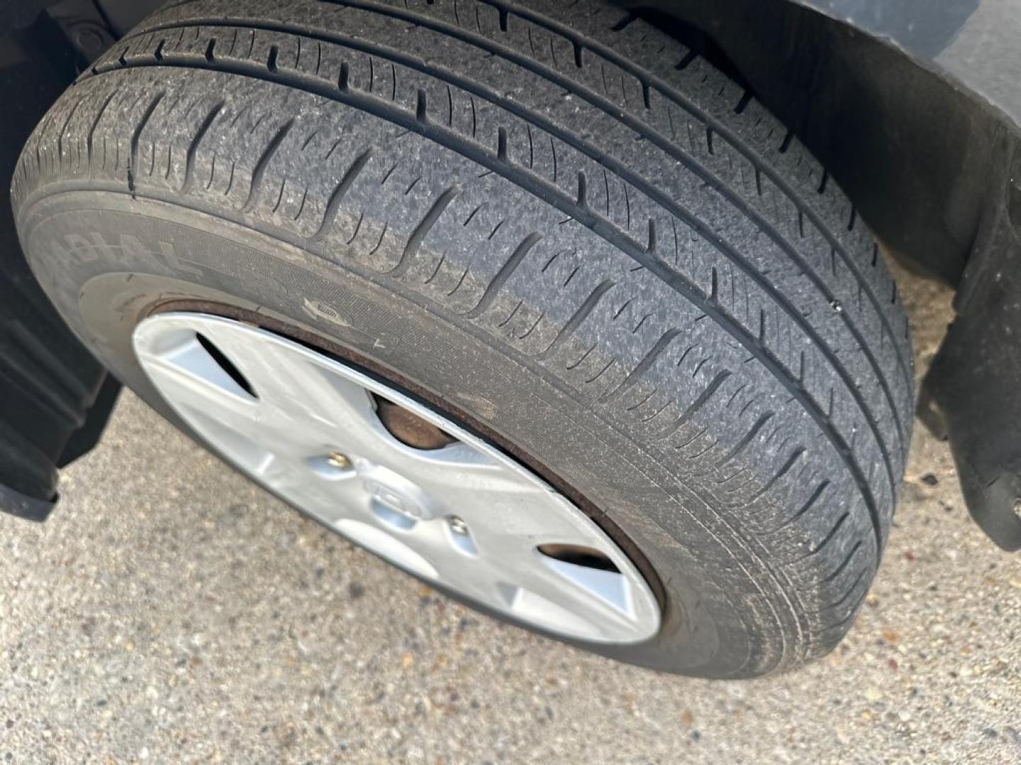 2005 BLUE HONDA ACCORD LX (1HGCM56445A) with an 2.4L engine, Automatic transmission, located at 1708 Broadway, Rockford, IL, 61104, (815) 397-5010, 42.252522, -89.069359 - Photo#10