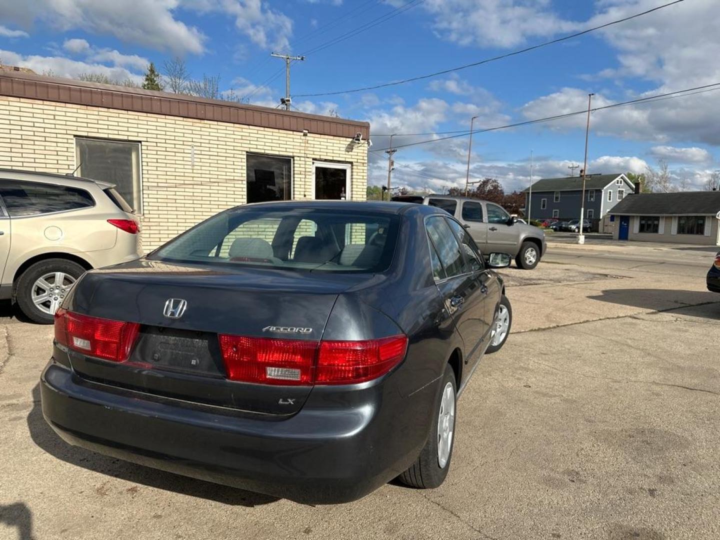 2005 BLUE HONDA ACCORD LX (1HGCM56445A) with an 2.4L engine, Automatic transmission, located at 1708 Broadway, Rockford, IL, 61104, (815) 397-5010, 42.252522, -89.069359 - Photo#3