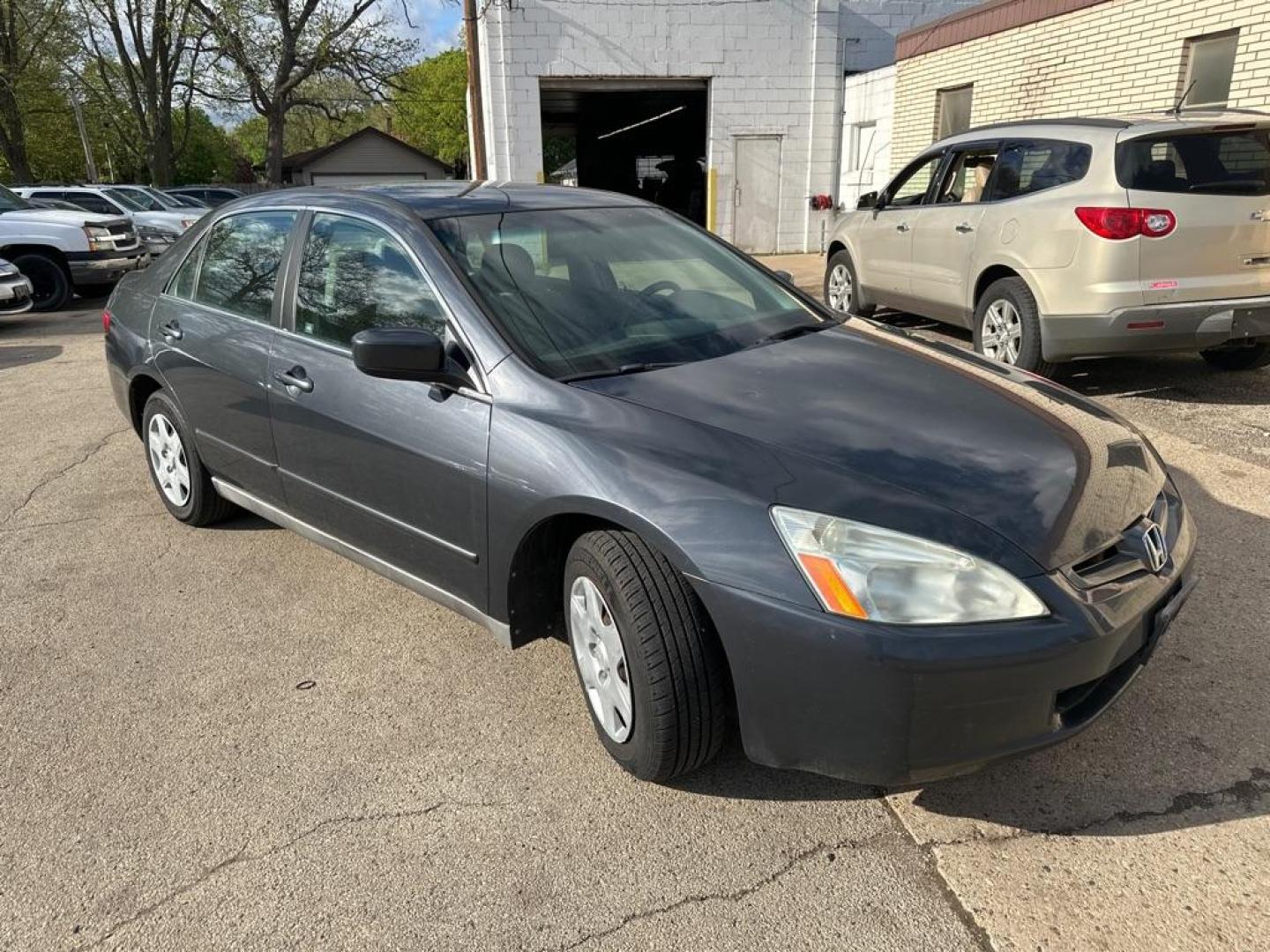 2005 BLUE HONDA ACCORD LX (1HGCM56445A) with an 2.4L engine, Automatic transmission, located at 1708 Broadway, Rockford, IL, 61104, (815) 397-5010, 42.252522, -89.069359 - Photo#4
