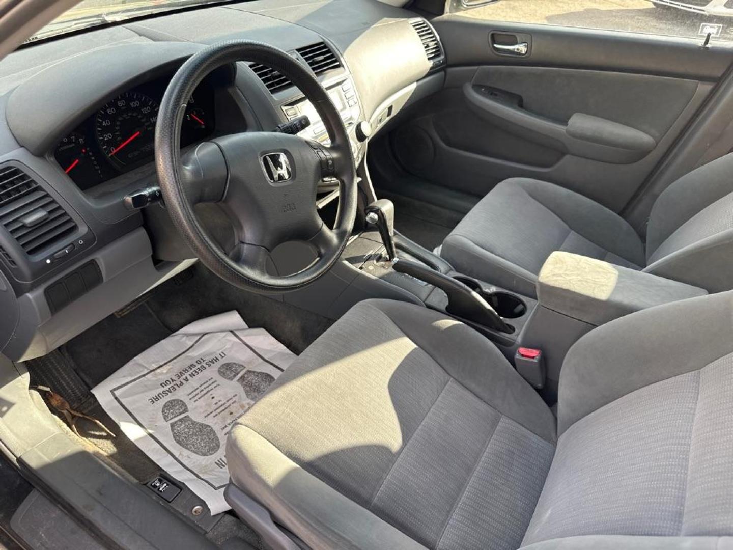 2005 BLUE HONDA ACCORD LX (1HGCM56445A) with an 2.4L engine, Automatic transmission, located at 1708 Broadway, Rockford, IL, 61104, (815) 397-5010, 42.252522, -89.069359 - Photo#8