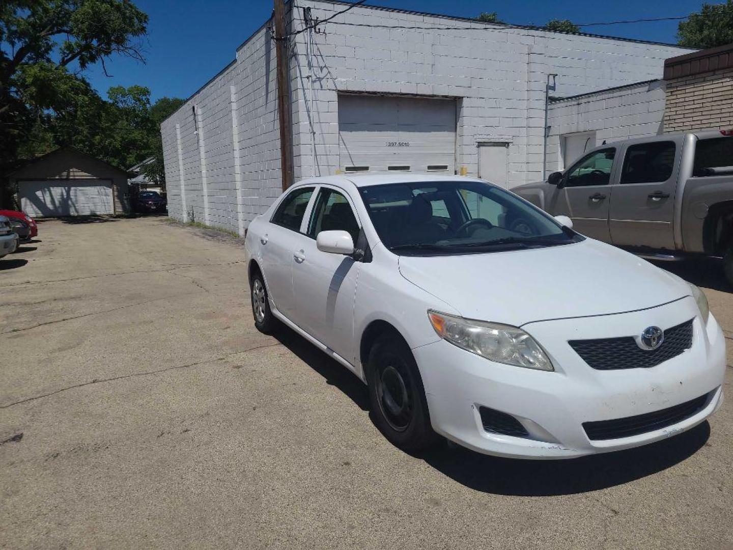 2010 WHITE TOYOTA COROLLA BASE (1NXBU4EE7AZ) with an 1.8L engine, Automatic transmission, located at 1708 Broadway, Rockford, IL, 61104, (815) 397-5010, 42.252522, -89.069359 - Photo#10