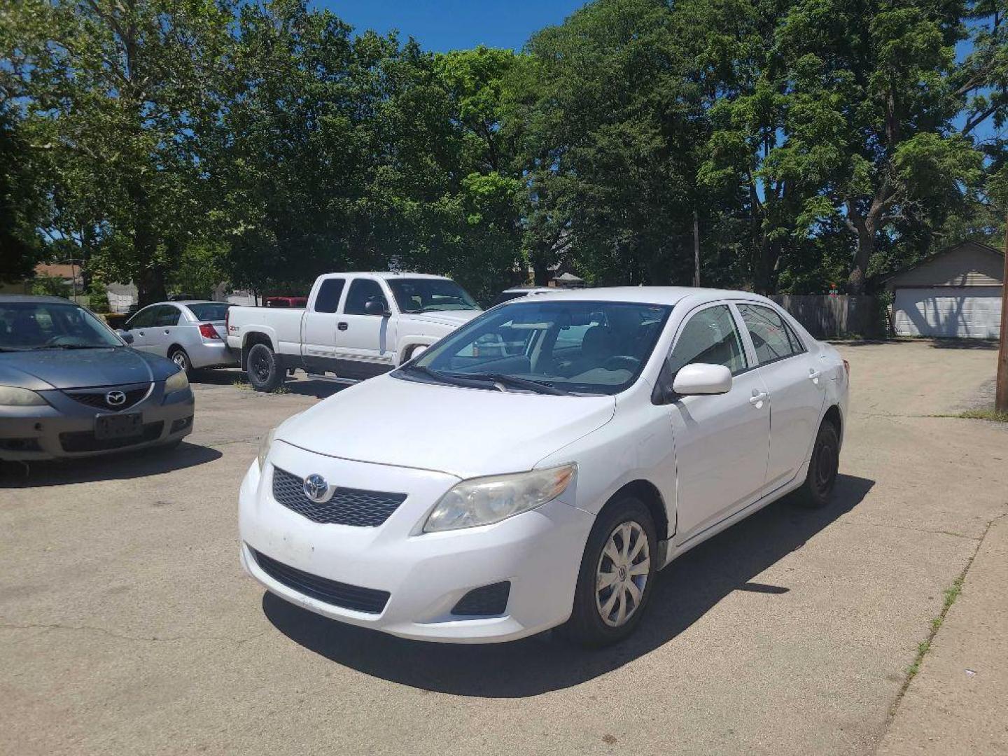 2010 WHITE TOYOTA COROLLA BASE (1NXBU4EE7AZ) with an 1.8L engine, Automatic transmission, located at 1708 Broadway, Rockford, IL, 61104, (815) 397-5010, 42.252522, -89.069359 - Photo#2