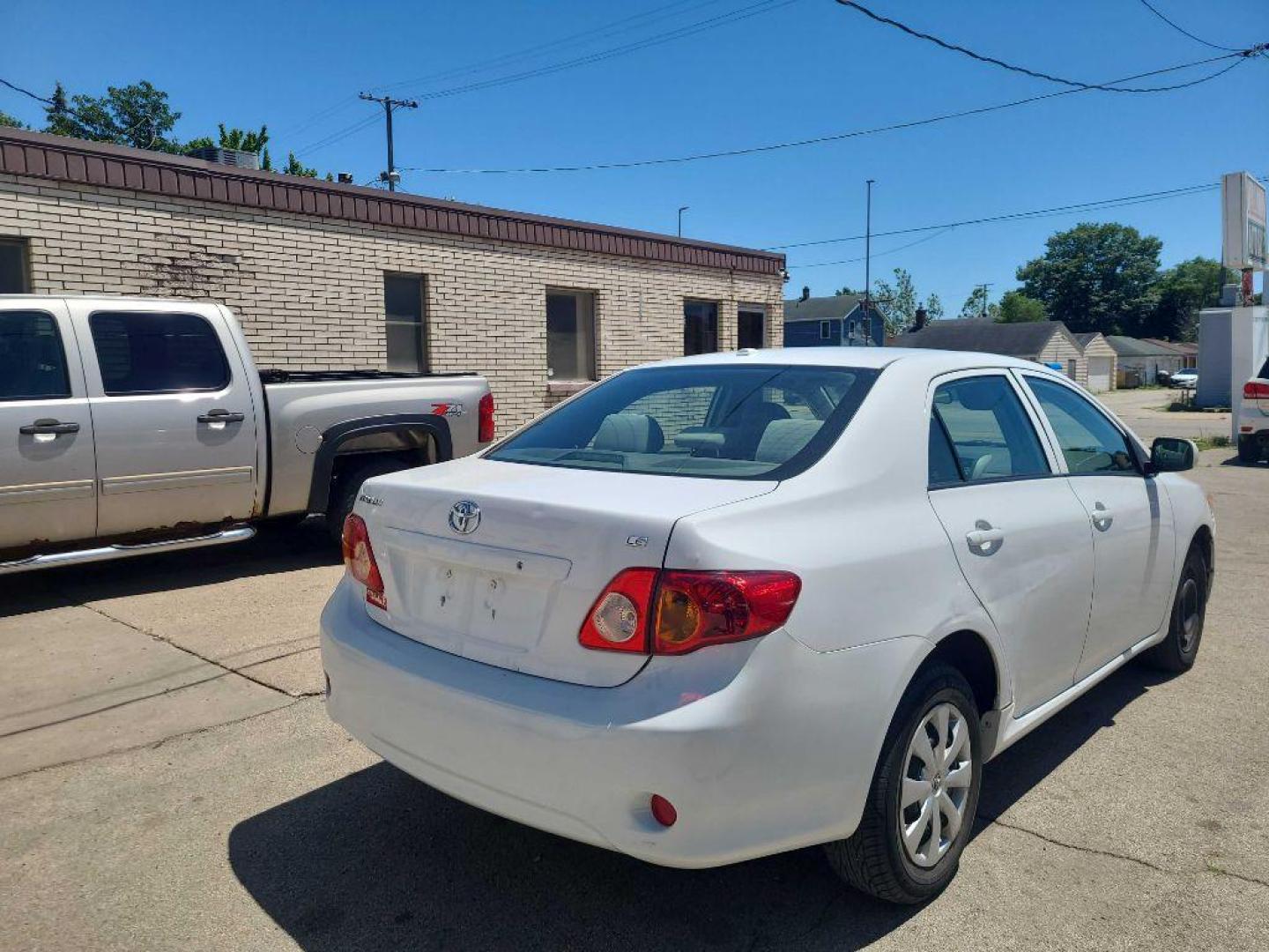 2010 WHITE TOYOTA COROLLA BASE (1NXBU4EE7AZ) with an 1.8L engine, Automatic transmission, located at 1708 Broadway, Rockford, IL, 61104, (815) 397-5010, 42.252522, -89.069359 - Photo#7