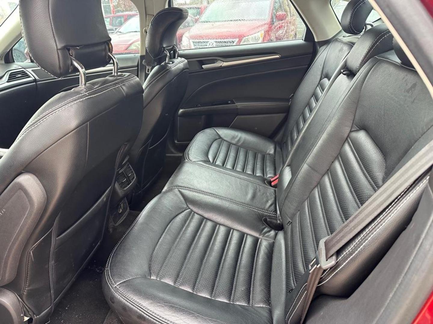 2013 RED FORD FUSION SE (3FA6P0H7XDR) with an 2.5L engine, Automatic transmission, located at 1708 Broadway, Rockford, IL, 61104, (815) 397-5010, 42.252522, -89.069359 - Photo#4