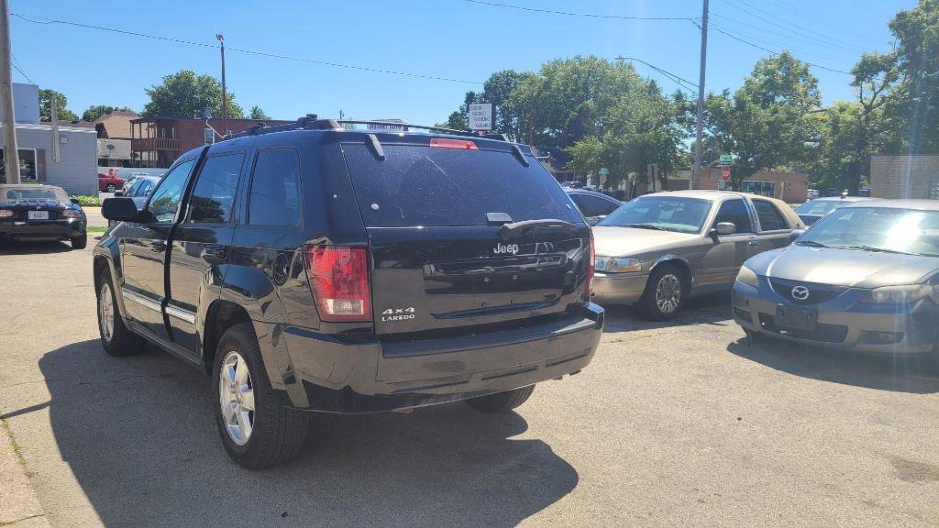 2010 BLACK JEEP GRAND CHEROKEE LAREDO (1J4PR4GKXAC) with an 3.7L engine, Automatic transmission, located at 1708 Broadway, Rockford, IL, 61104, (815) 397-5010, 42.252522, -89.069359 - Photo#6