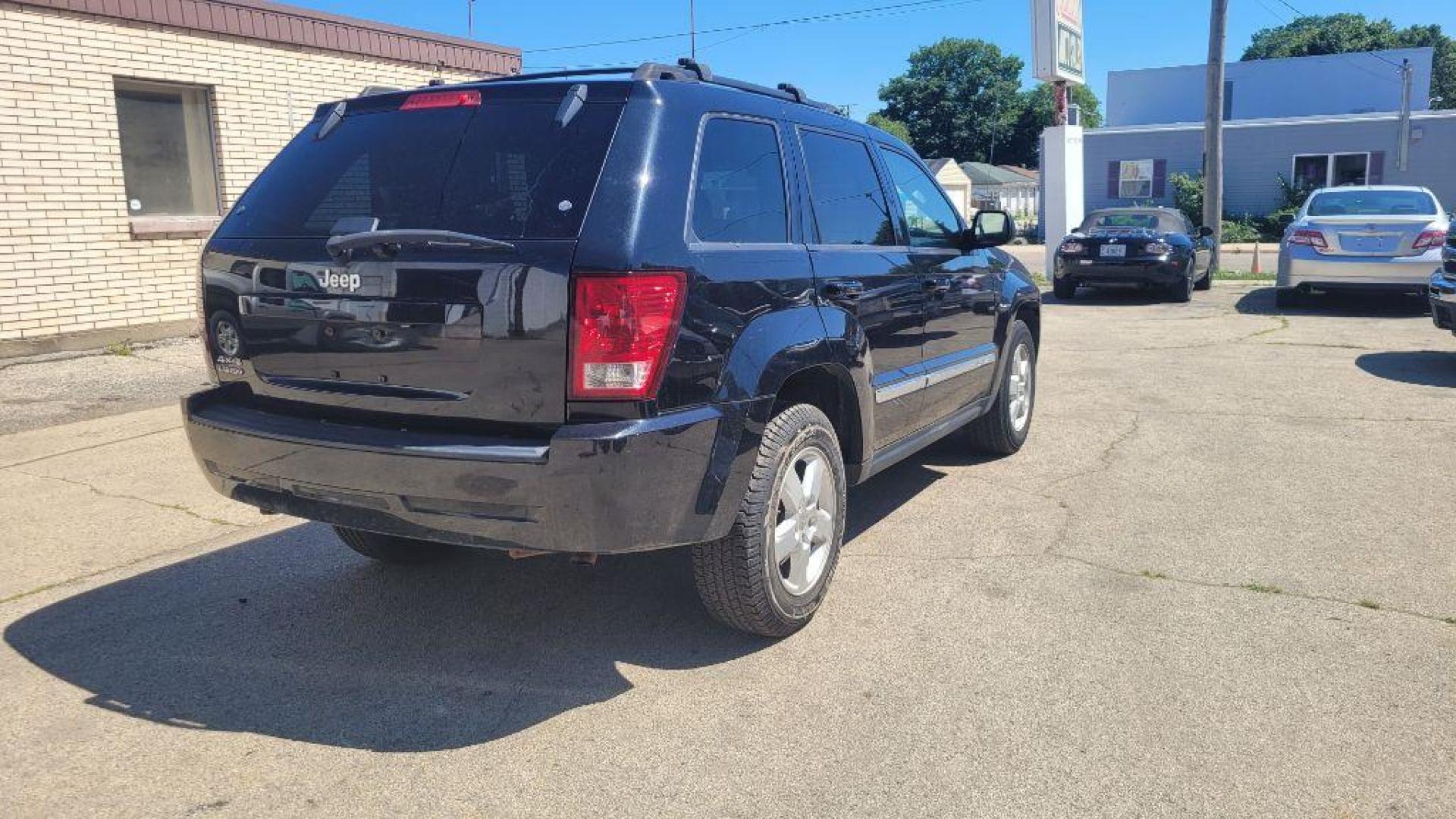 2010 BLACK JEEP GRAND CHEROKEE LAREDO (1J4PR4GKXAC) with an 3.7L engine, Automatic transmission, located at 1708 Broadway, Rockford, IL, 61104, (815) 397-5010, 42.252522, -89.069359 - Photo#8