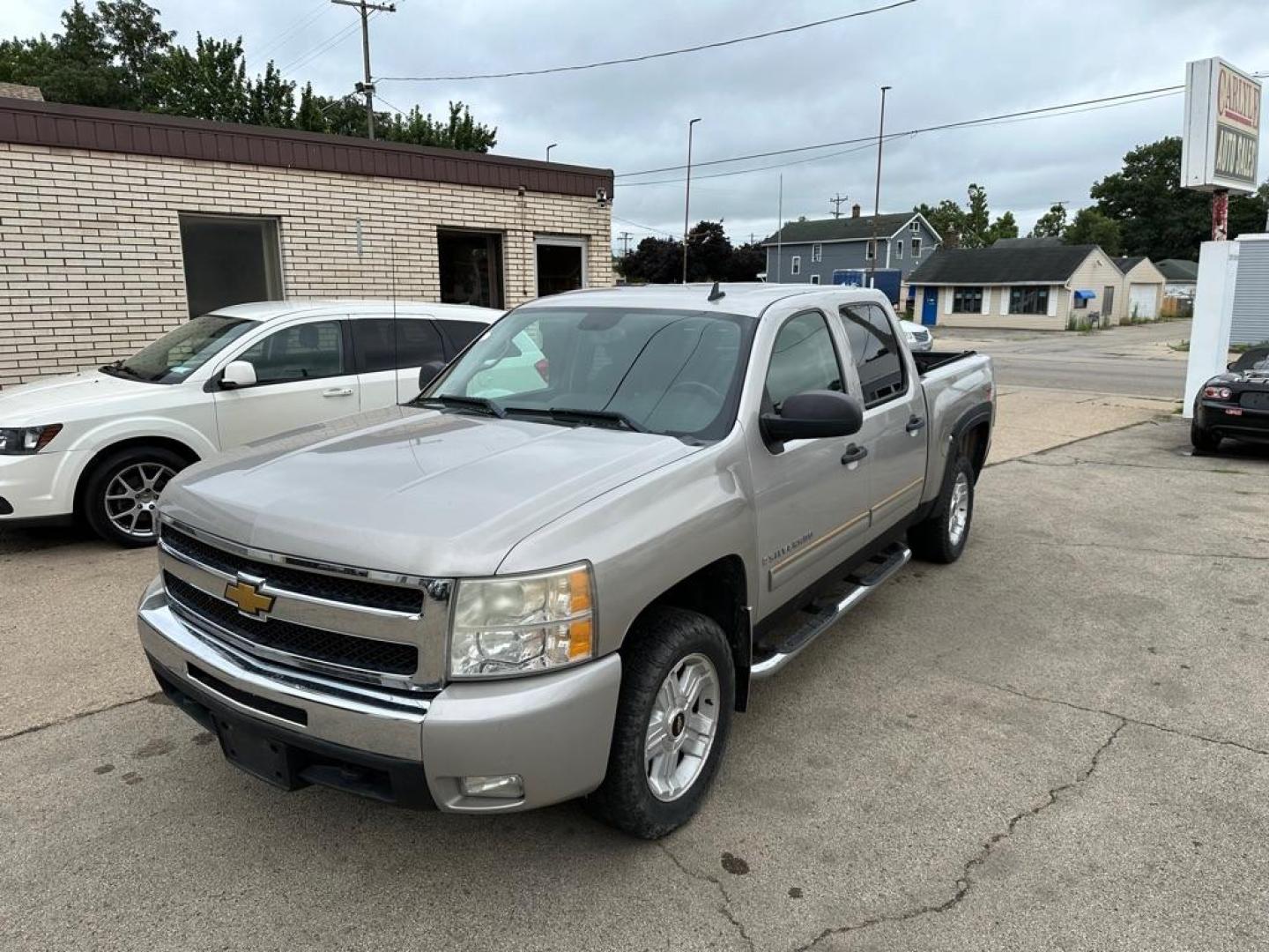 2009 SILVER CHEVROLET SILVERADO 1500 LT (3GCEK23309G) with an 5.3L engine, Automatic transmission, located at 1708 Broadway, Rockford, IL, 61104, (815) 397-5010, 42.252522, -89.069359 - Photo#0