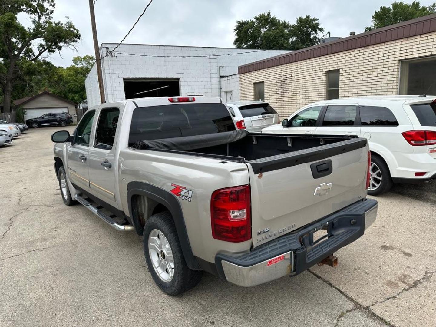 2009 SILVER CHEVROLET SILVERADO 1500 LT (3GCEK23309G) with an 5.3L engine, Automatic transmission, located at 1708 Broadway, Rockford, IL, 61104, (815) 397-5010, 42.252522, -89.069359 - Photo#12