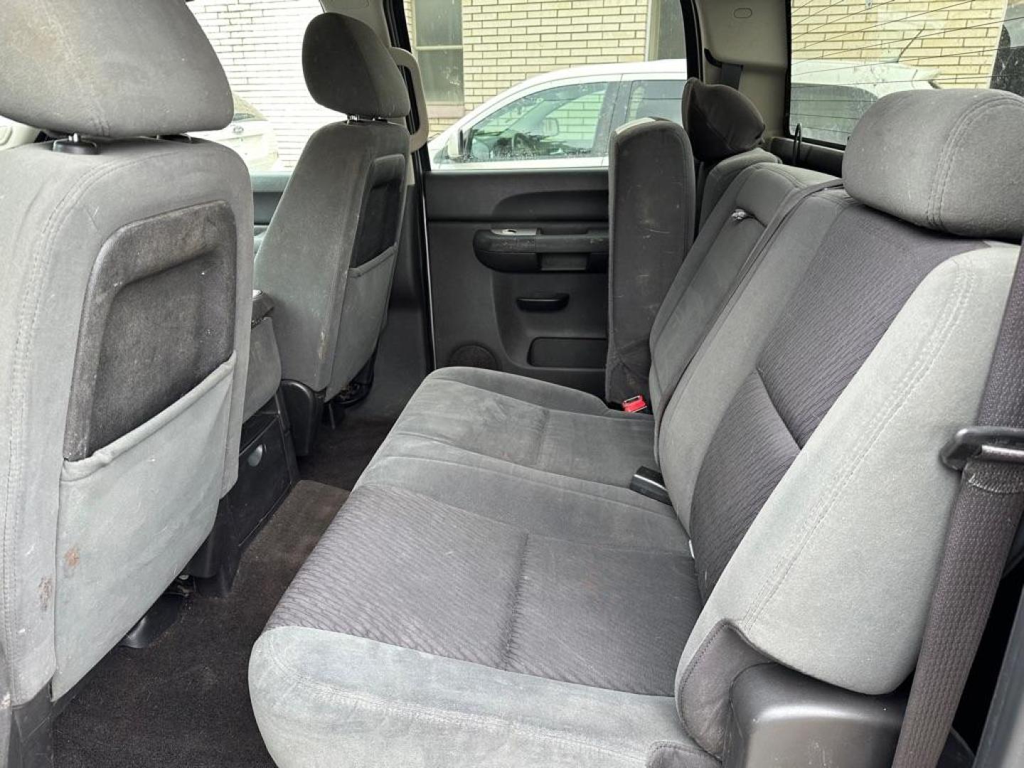 2009 SILVER CHEVROLET SILVERADO 1500 LT (3GCEK23309G) with an 5.3L engine, Automatic transmission, located at 1708 Broadway, Rockford, IL, 61104, (815) 397-5010, 42.252522, -89.069359 - Photo#13