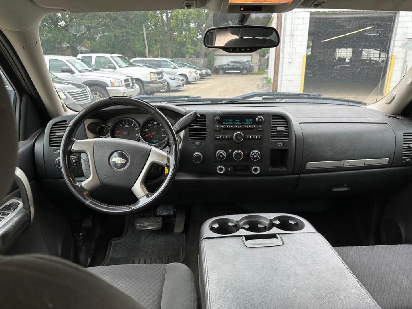 2009 SILVER CHEVROLET SILVERADO 1500 LT (3GCEK23309G) with an 5.3L engine, Automatic transmission, located at 1708 Broadway, Rockford, IL, 61104, (815) 397-5010, 42.252522, -89.069359 - Photo#14