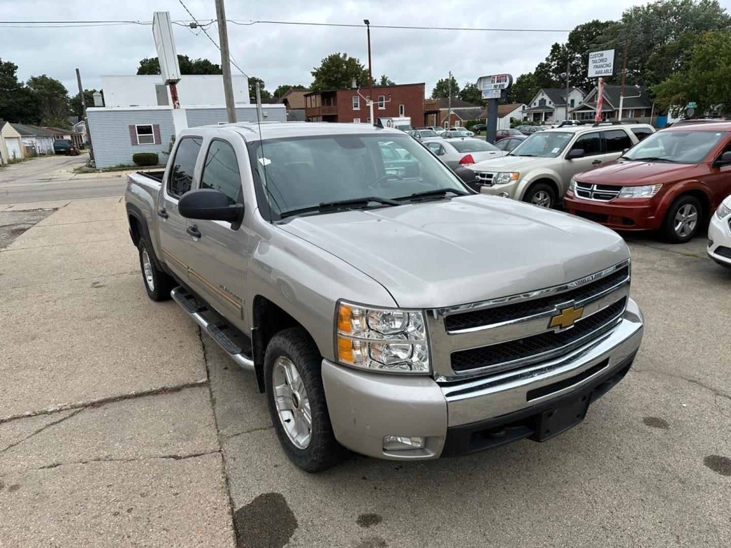 2009 SILVER CHEVROLET SILVERADO 1500 LT (3GCEK23309G) with an 5.3L engine, Automatic transmission, located at 1708 Broadway, Rockford, IL, 61104, (815) 397-5010, 42.252522, -89.069359 - Photo#1
