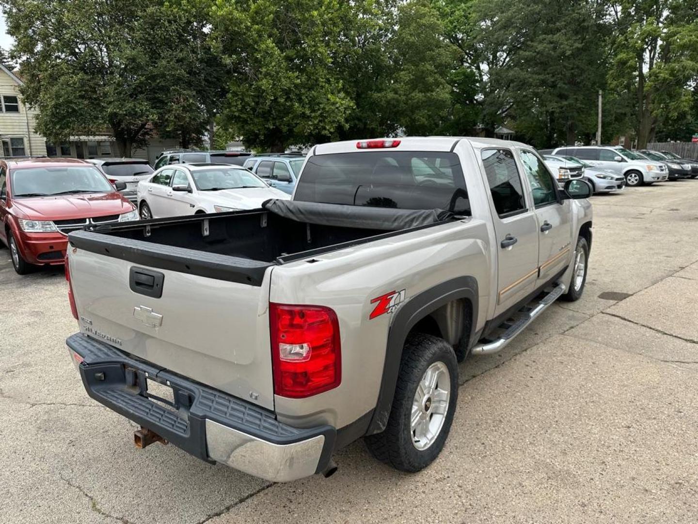 2009 SILVER CHEVROLET SILVERADO 1500 LT (3GCEK23309G) with an 5.3L engine, Automatic transmission, located at 1708 Broadway, Rockford, IL, 61104, (815) 397-5010, 42.252522, -89.069359 - Photo#2