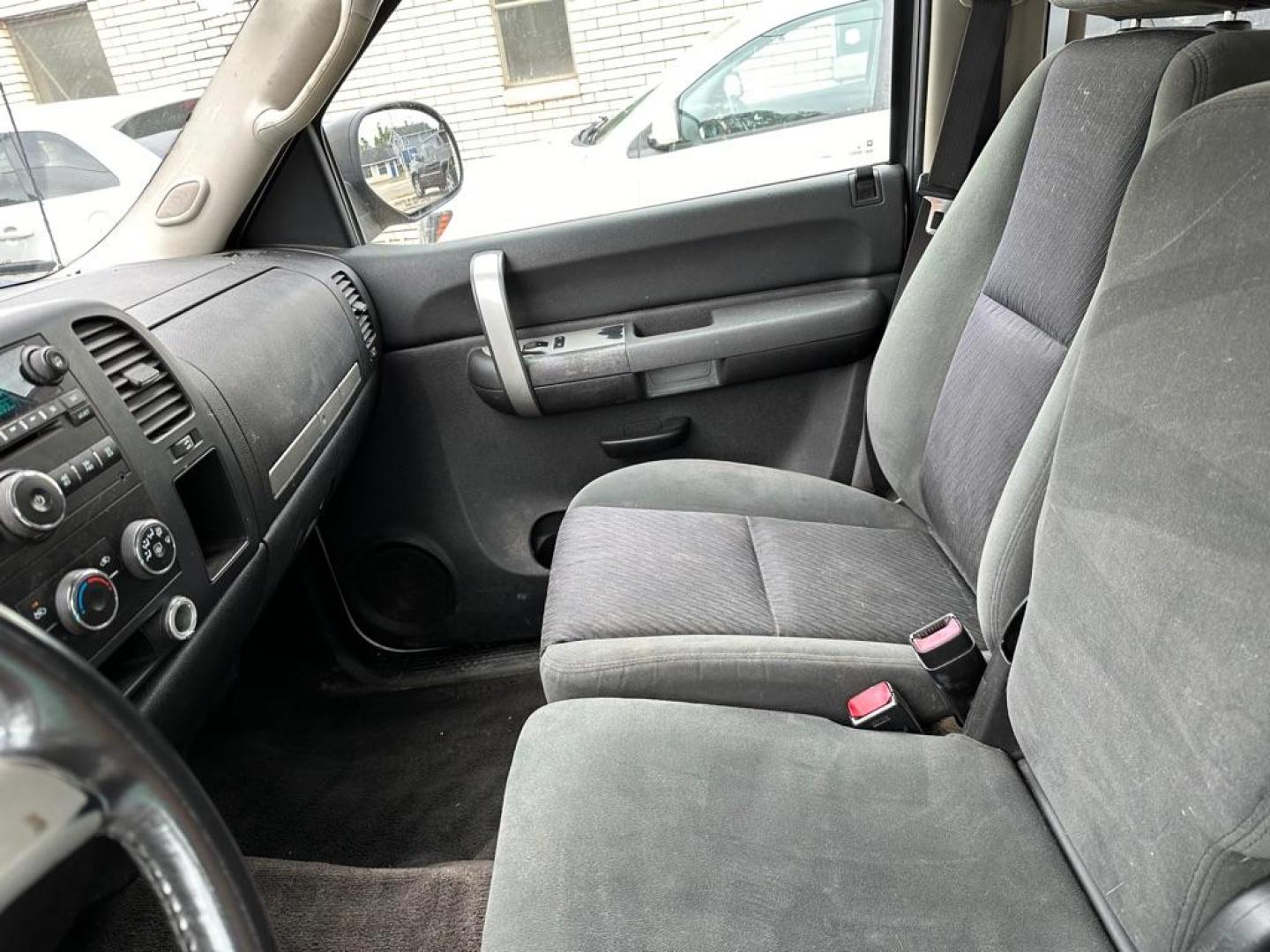 2009 SILVER CHEVROLET SILVERADO 1500 LT (3GCEK23309G) with an 5.3L engine, Automatic transmission, located at 1708 Broadway, Rockford, IL, 61104, (815) 397-5010, 42.252522, -89.069359 - Photo#7