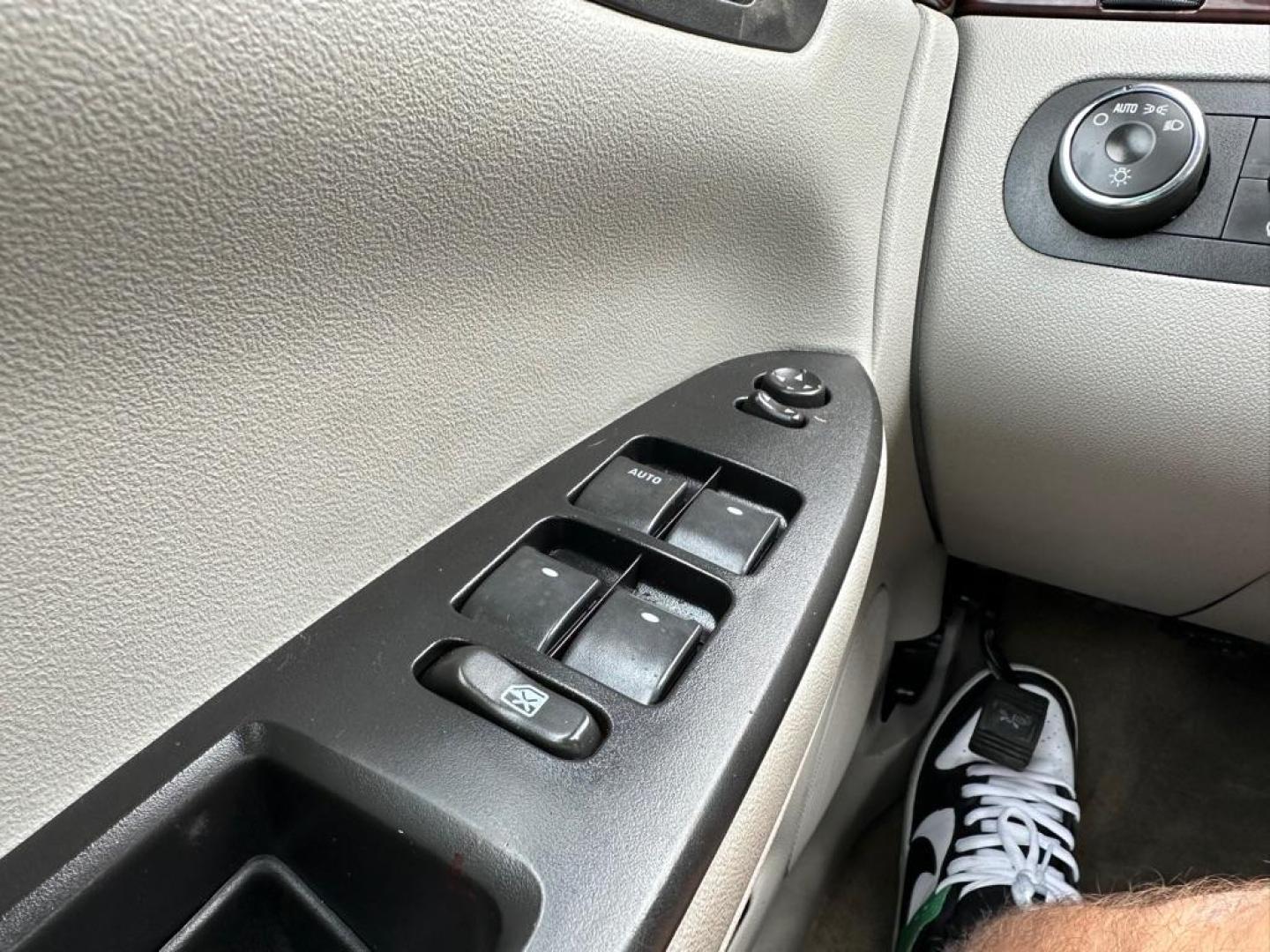 2007 SILVER CHEVROLET IMPALA LT (2G1WT58N779) with an 3.5L engine, Automatic transmission, located at 1708 Broadway, Rockford, IL, 61104, (815) 397-5010, 42.252522, -89.069359 - Photo#9