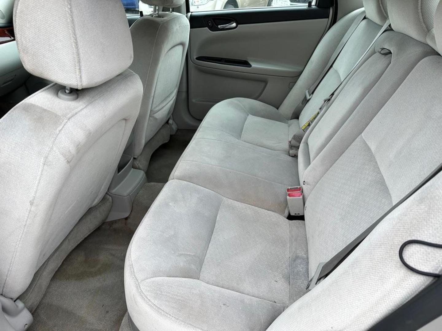 2007 SILVER CHEVROLET IMPALA LT (2G1WT58N779) with an 3.5L engine, Automatic transmission, located at 1708 Broadway, Rockford, IL, 61104, (815) 397-5010, 42.252522, -89.069359 - Photo#5