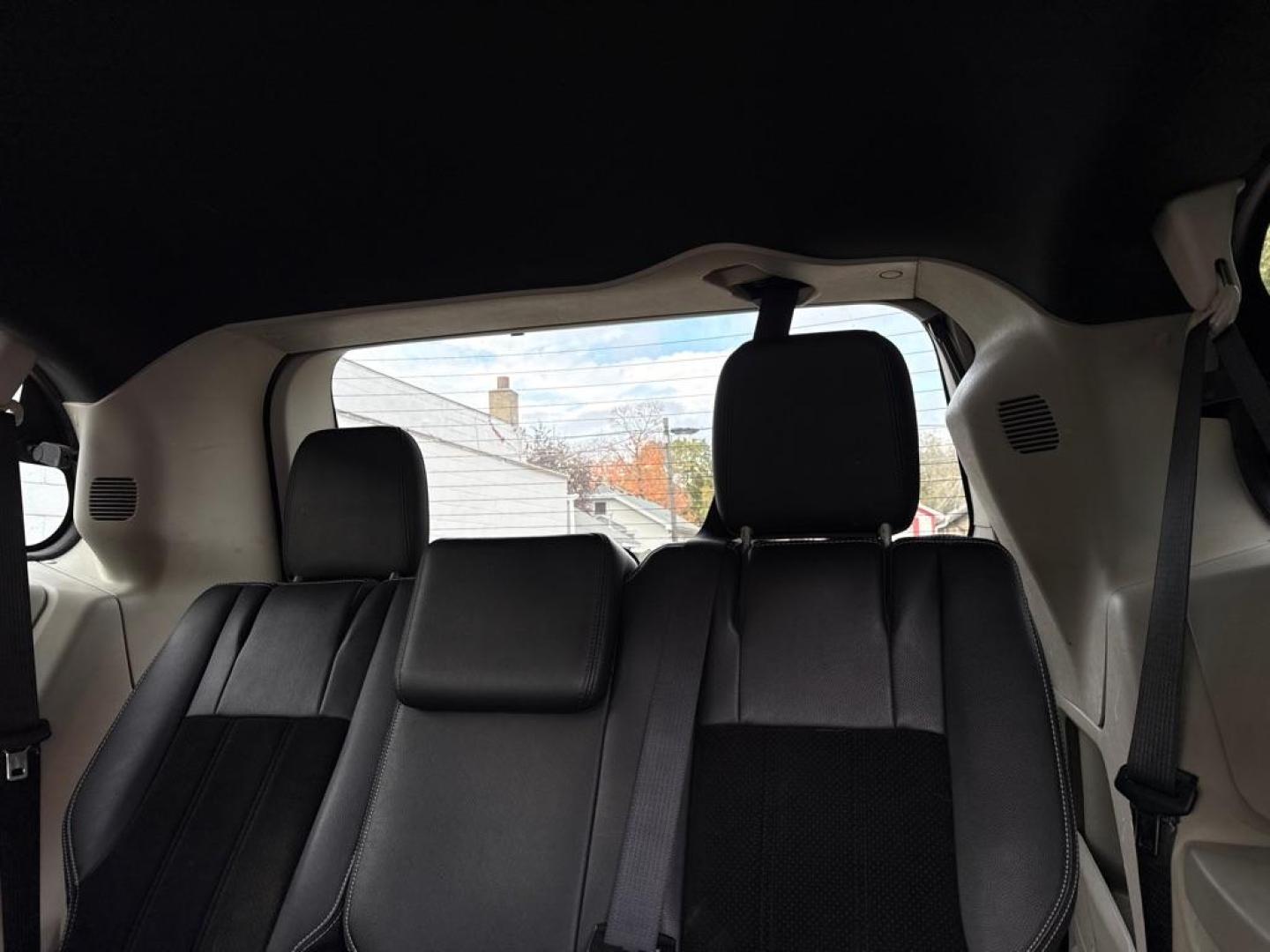 2016 GRAY DODGE GRAND CARAVAN SXT (2C4RDGCG2GR) with an 3.6L engine, Automatic transmission, located at 1708 Broadway, Rockford, IL, 61104, (815) 397-5010, 42.252522, -89.069359 - Photo#4