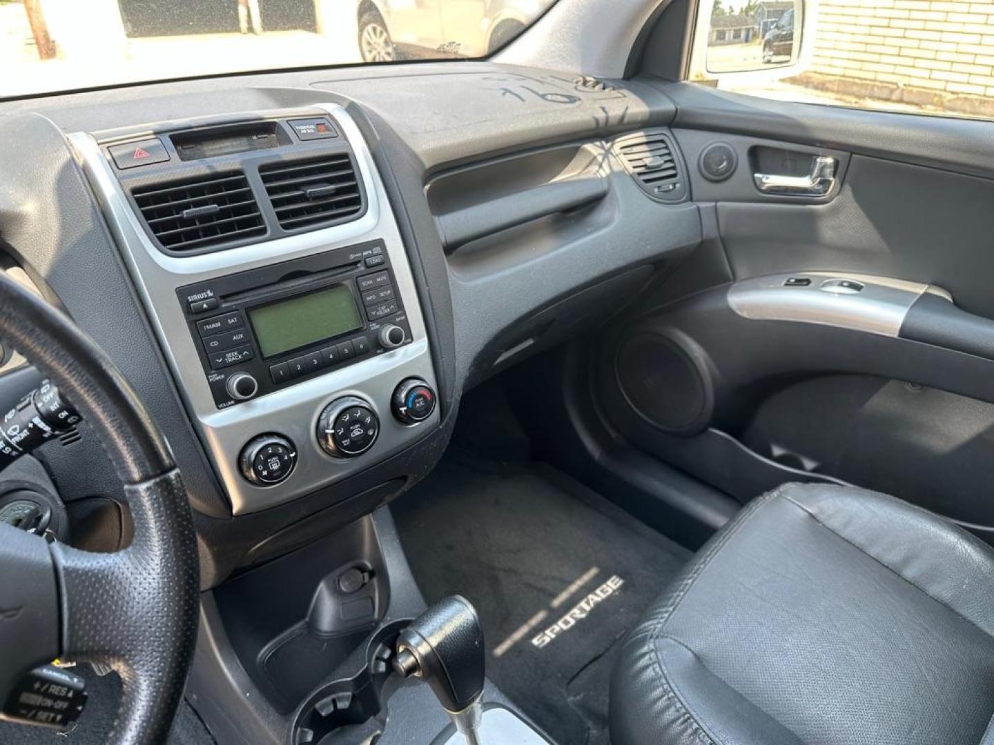 2009 WHITE KIA SPORTAGE LX (KNDJF723X97) with an 2.7L engine, Automatic transmission, located at 1708 Broadway, Rockford, IL, 61104, (815) 397-5010, 42.252522, -89.069359 - Photo#9