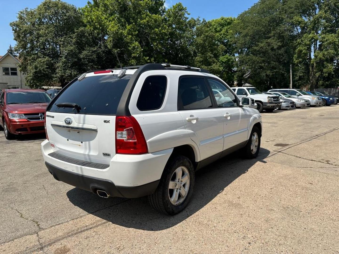 2009 WHITE KIA SPORTAGE LX (KNDJF723X97) with an 2.7L engine, Automatic transmission, located at 1708 Broadway, Rockford, IL, 61104, (815) 397-5010, 42.252522, -89.069359 - Photo#2