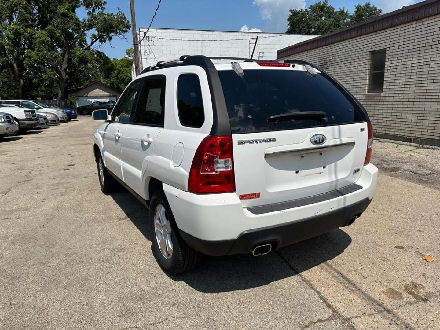 2009 WHITE KIA SPORTAGE LX (KNDJF723X97) with an 2.7L engine, Automatic transmission, located at 1708 Broadway, Rockford, IL, 61104, (815) 397-5010, 42.252522, -89.069359 - Photo#3