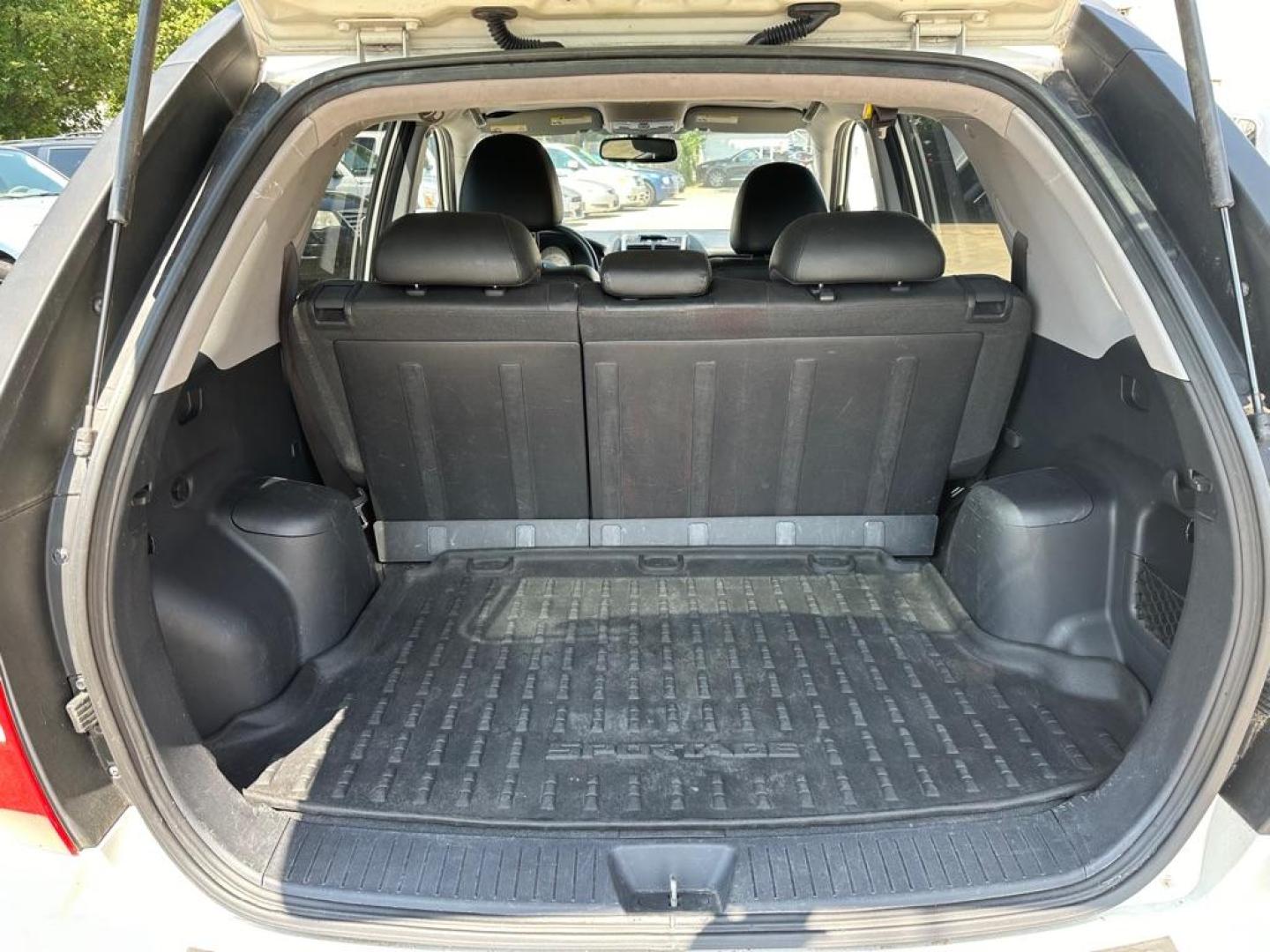 2009 WHITE KIA SPORTAGE LX (KNDJF723X97) with an 2.7L engine, Automatic transmission, located at 1708 Broadway, Rockford, IL, 61104, (815) 397-5010, 42.252522, -89.069359 - Photo#5