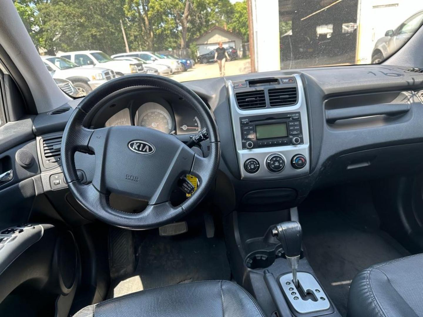 2009 WHITE KIA SPORTAGE LX (KNDJF723X97) with an 2.7L engine, Automatic transmission, located at 1708 Broadway, Rockford, IL, 61104, (815) 397-5010, 42.252522, -89.069359 - Photo#7