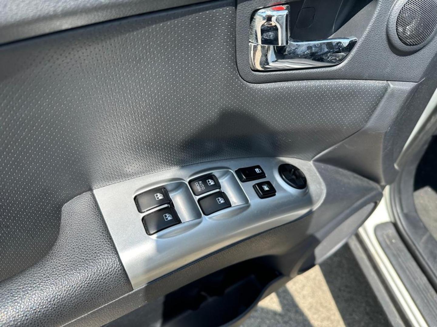 2009 WHITE KIA SPORTAGE LX (KNDJF723X97) with an 2.7L engine, Automatic transmission, located at 1708 Broadway, Rockford, IL, 61104, (815) 397-5010, 42.252522, -89.069359 - Photo#8
