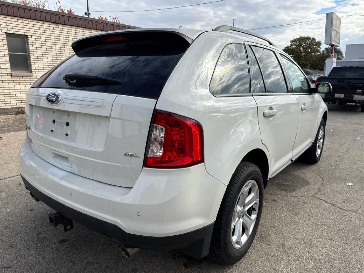 2013 WHITE FORD EDGE SEL (2FMDK3JC7DB) with an 3.5L engine, Automatic transmission, located at 1708 Broadway, Rockford, IL, 61104, (815) 397-5010, 42.252522, -89.069359 - Photo#2
