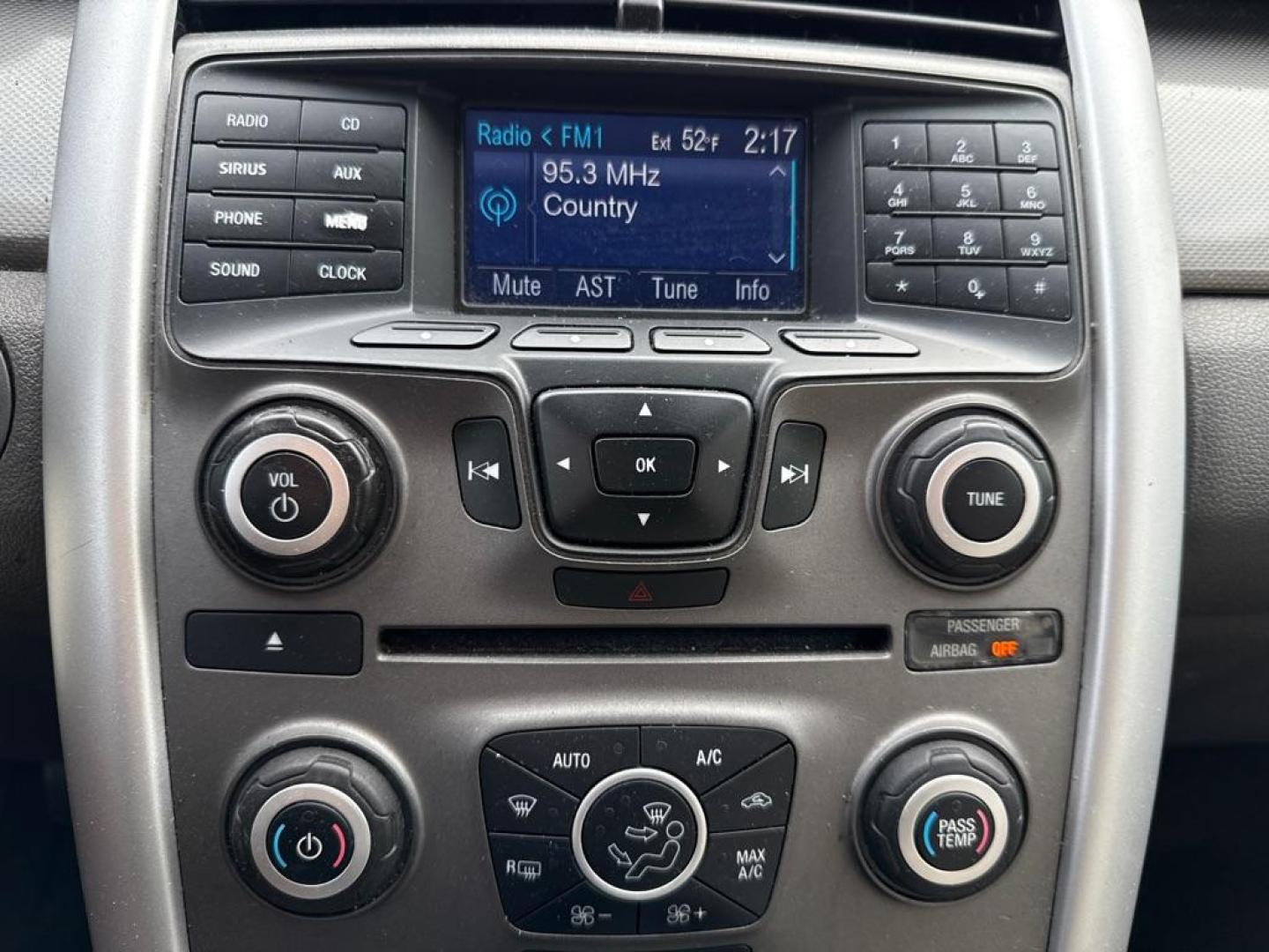 2013 WHITE FORD EDGE SEL (2FMDK3JC7DB) with an 3.5L engine, Automatic transmission, located at 1708 Broadway, Rockford, IL, 61104, (815) 397-5010, 42.252522, -89.069359 - Photo#9