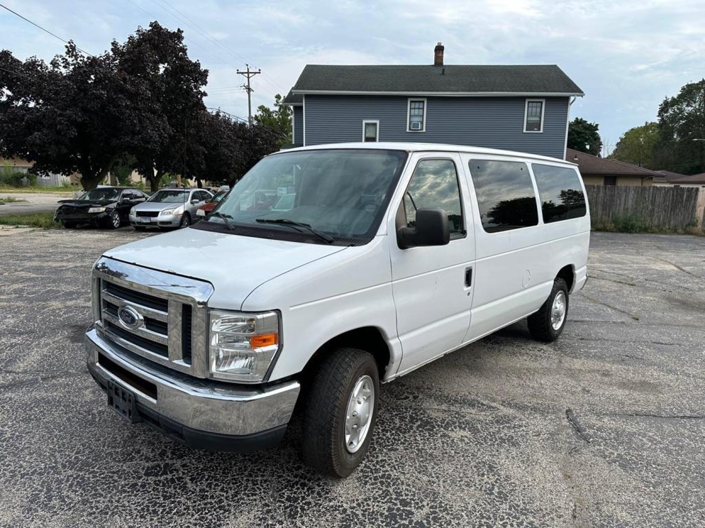 2013 WHITE FORD ECONOLINE E150 WAGON (1FMNE1BWXDD) with an 4.6L engine, Automatic transmission, located at 1708 Broadway, Rockford, IL, 61104, (815) 397-5010, 42.252522, -89.069359 - Photo#0