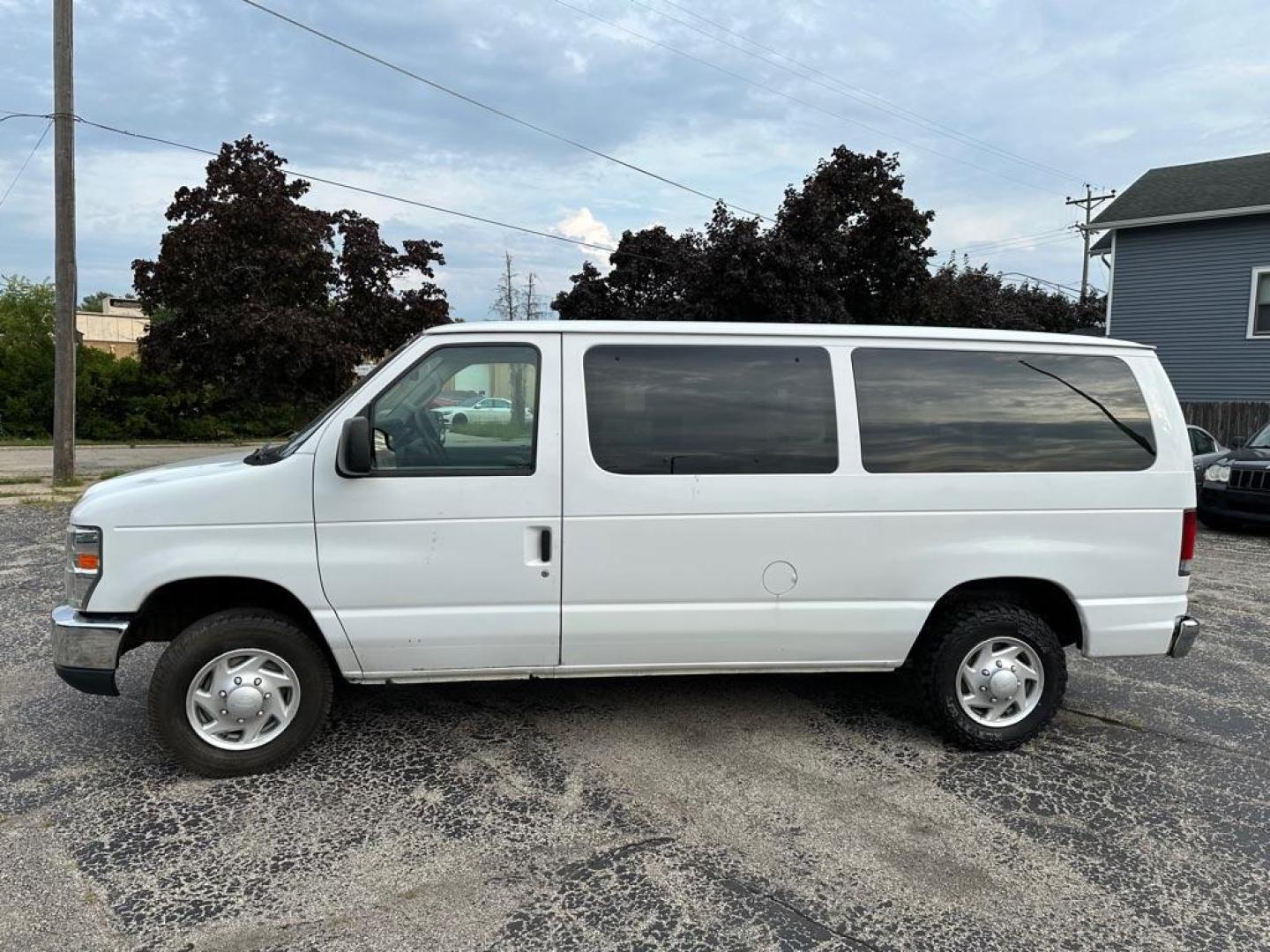 2013 WHITE FORD ECONOLINE E150 WAGON (1FMNE1BWXDD) with an 4.6L engine, Automatic transmission, located at 1708 Broadway, Rockford, IL, 61104, (815) 397-5010, 42.252522, -89.069359 - Photo#1