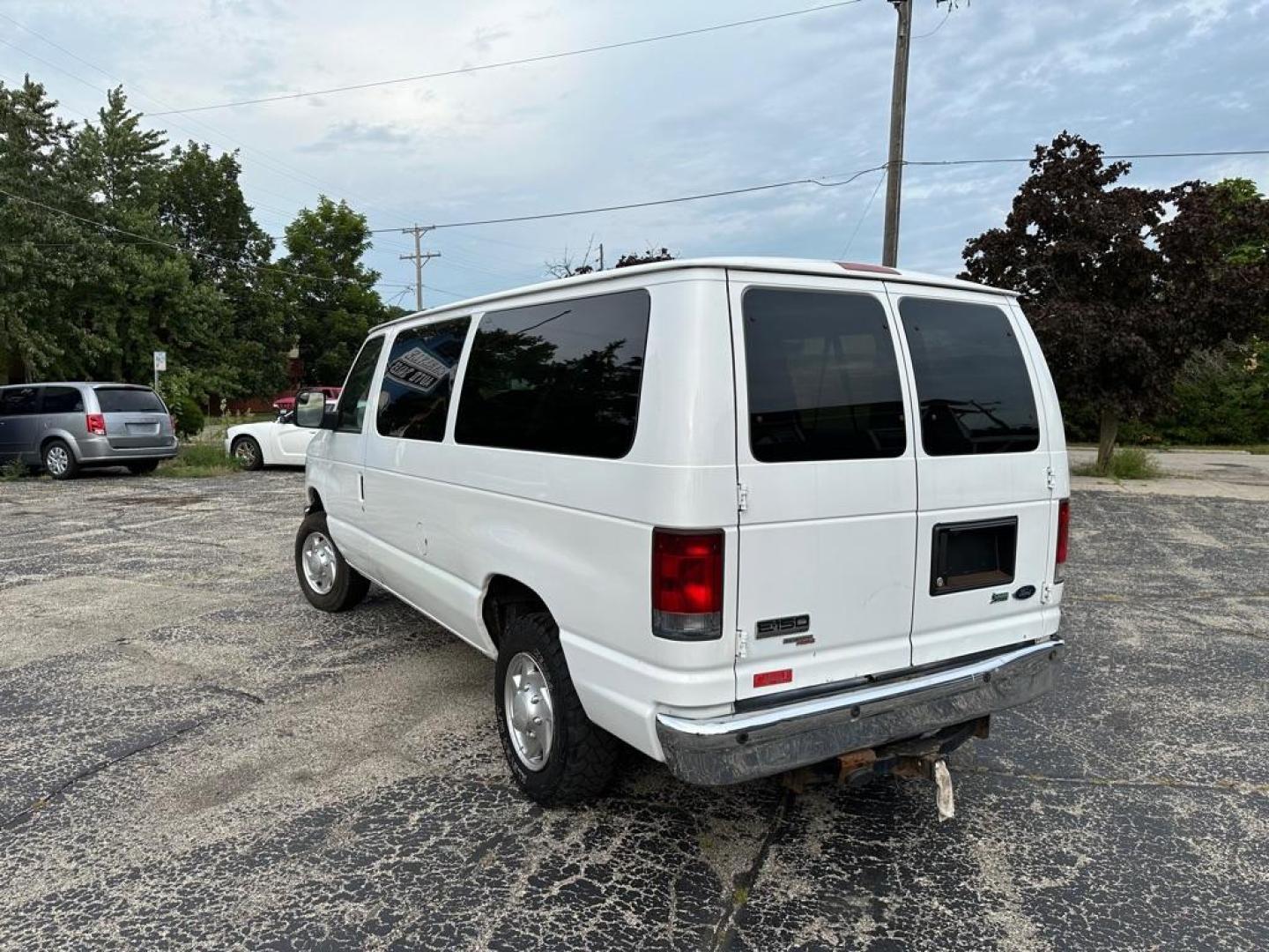 2013 WHITE FORD ECONOLINE E150 WAGON (1FMNE1BWXDD) with an 4.6L engine, Automatic transmission, located at 1708 Broadway, Rockford, IL, 61104, (815) 397-5010, 42.252522, -89.069359 - Photo#2
