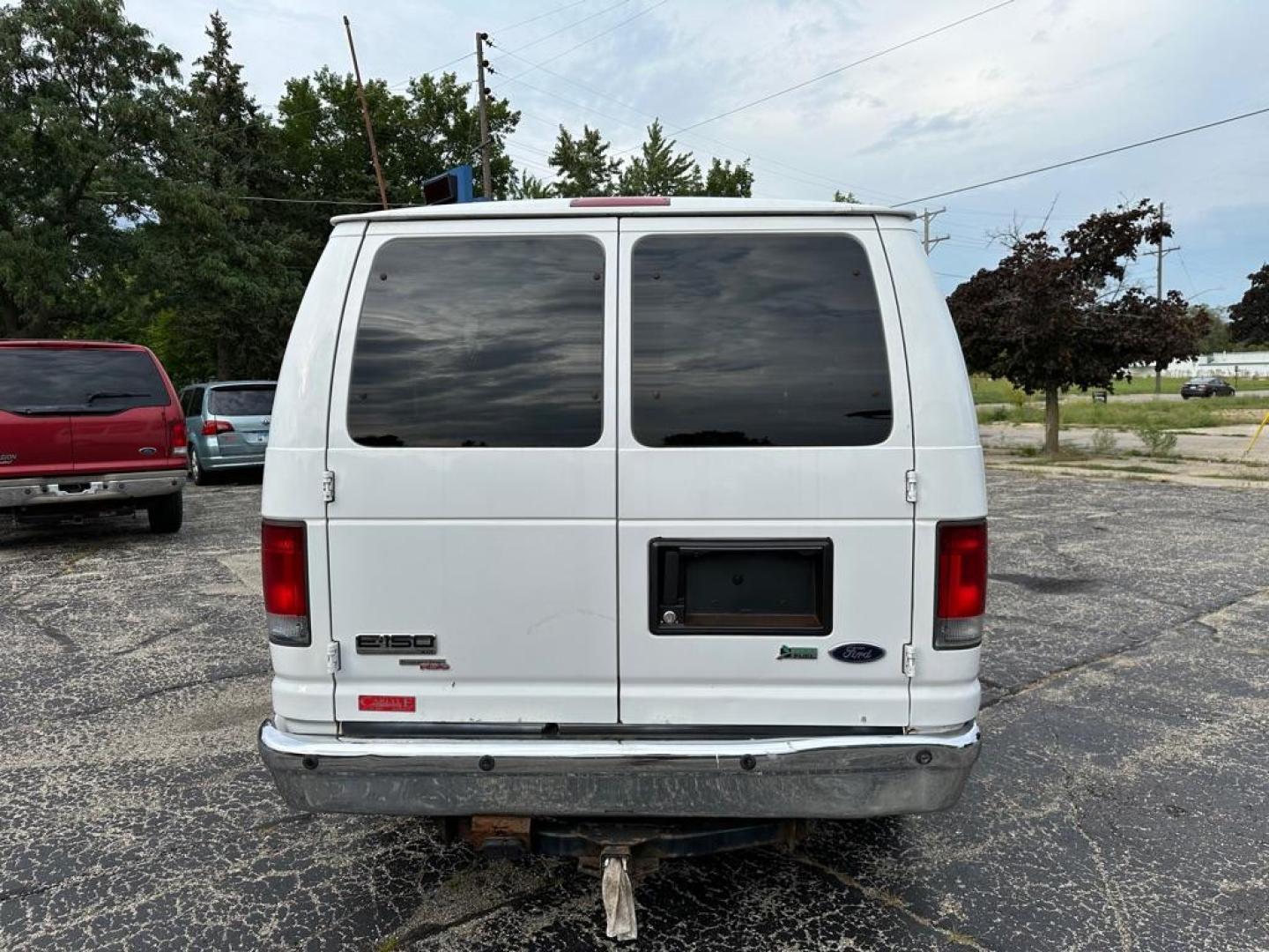 2013 WHITE FORD ECONOLINE E150 WAGON (1FMNE1BWXDD) with an 4.6L engine, Automatic transmission, located at 1708 Broadway, Rockford, IL, 61104, (815) 397-5010, 42.252522, -89.069359 - Photo#3
