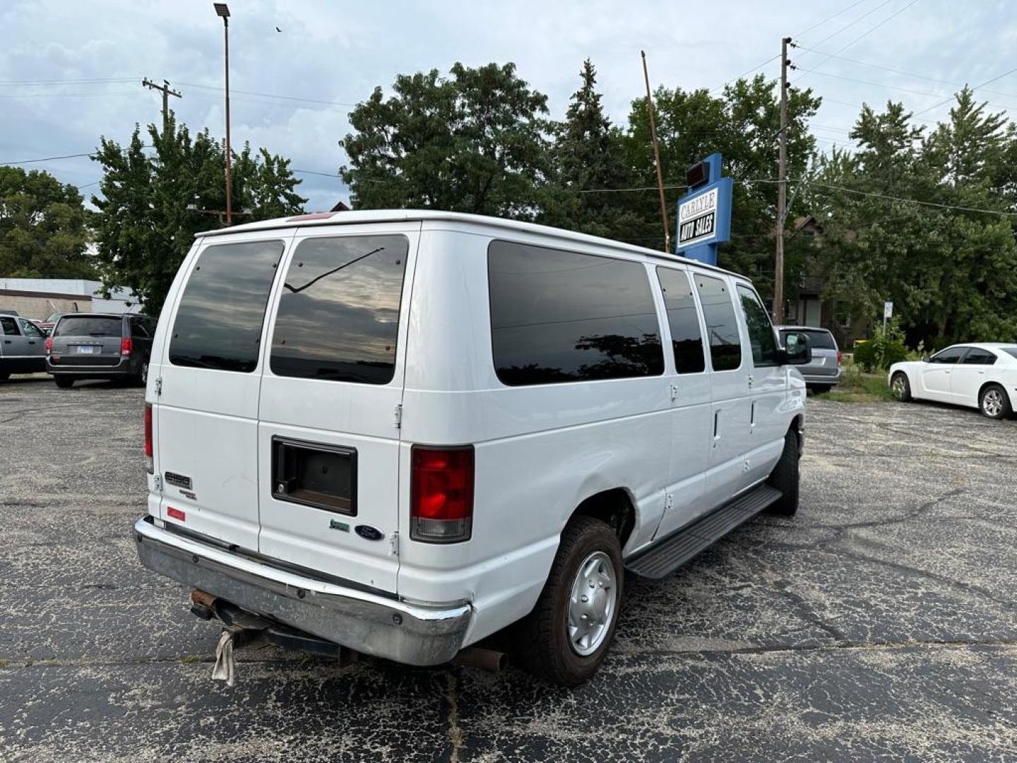 2013 WHITE FORD ECONOLINE E150 WAGON (1FMNE1BWXDD) with an 4.6L engine, Automatic transmission, located at 1708 Broadway, Rockford, IL, 61104, (815) 397-5010, 42.252522, -89.069359 - Photo#4