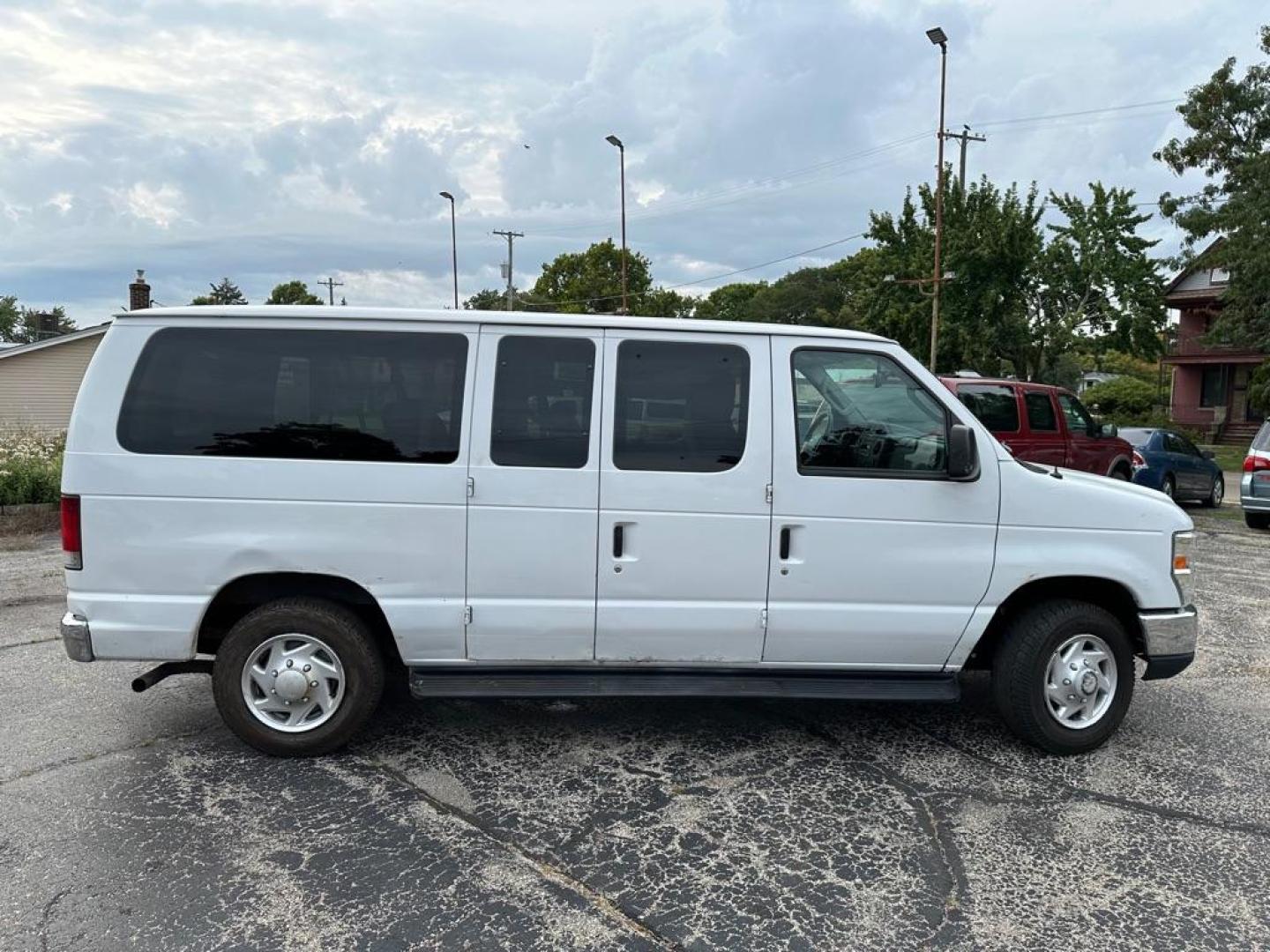 2013 WHITE FORD ECONOLINE E150 WAGON (1FMNE1BWXDD) with an 4.6L engine, Automatic transmission, located at 1708 Broadway, Rockford, IL, 61104, (815) 397-5010, 42.252522, -89.069359 - Photo#5