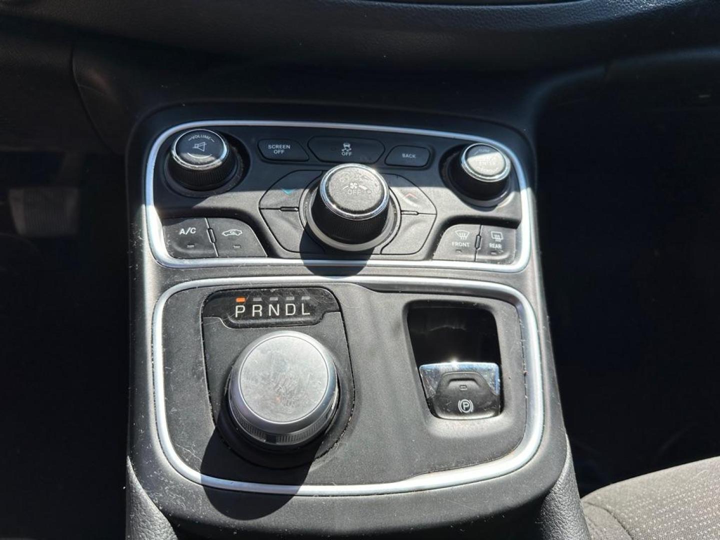 2015 WHITE CHRYSLER 200 LIMITED (1C3CCCAB0FN) with an 2.4L engine, Automatic transmission, located at 1708 Broadway, Rockford, IL, 61104, (815) 397-5010, 42.252522, -89.069359 - Photo#7