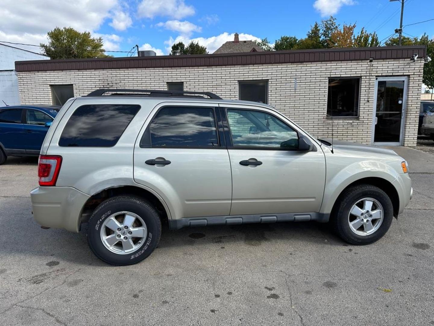 2012 GOLD FORD ESCAPE XLT (1FMCU0DG7CK) with an 3.0L engine, Automatic transmission, located at 1708 Broadway, Rockford, IL, 61104, (815) 397-5010, 42.252522, -89.069359- Photo#9