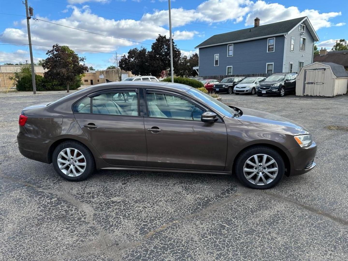 2011 BROWN VOLKSWAGEN JETTA SE (3VWDZ7AJ8BM) with an 2.5L engine, Automatic transmission, located at 1708 Broadway, Rockford, IL, 61104, (815) 397-5010, 42.252522, -89.069359 - Photo#2
