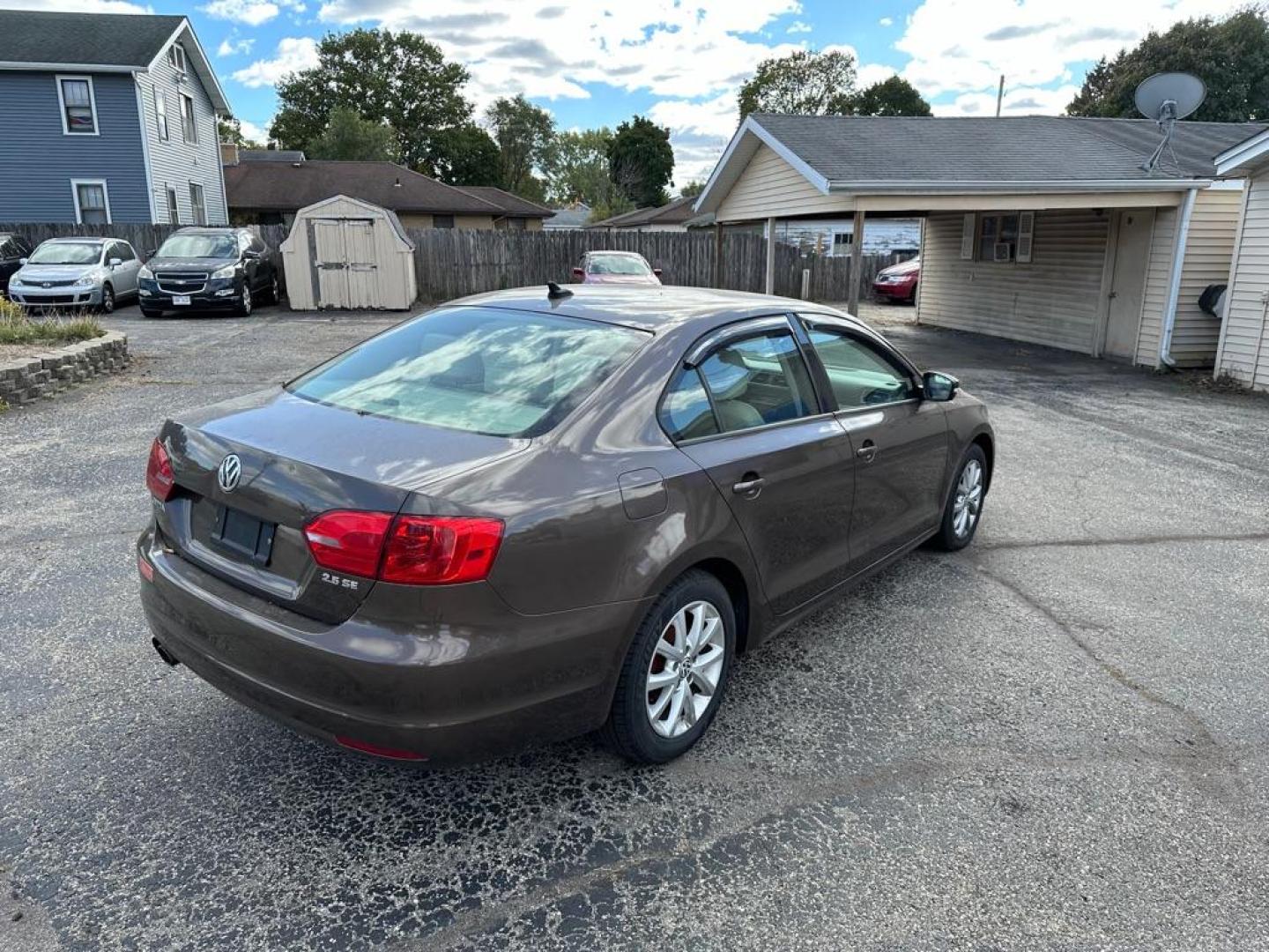 2011 BROWN VOLKSWAGEN JETTA SE (3VWDZ7AJ8BM) with an 2.5L engine, Automatic transmission, located at 1708 Broadway, Rockford, IL, 61104, (815) 397-5010, 42.252522, -89.069359 - Photo#3