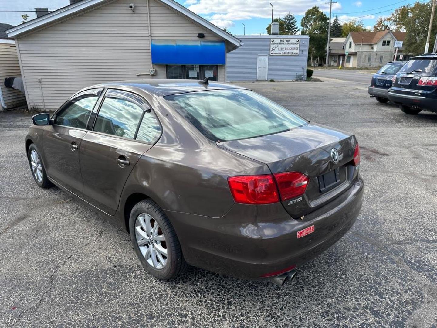 2011 BROWN VOLKSWAGEN JETTA SE (3VWDZ7AJ8BM) with an 2.5L engine, Automatic transmission, located at 1708 Broadway, Rockford, IL, 61104, (815) 397-5010, 42.252522, -89.069359 - Photo#5