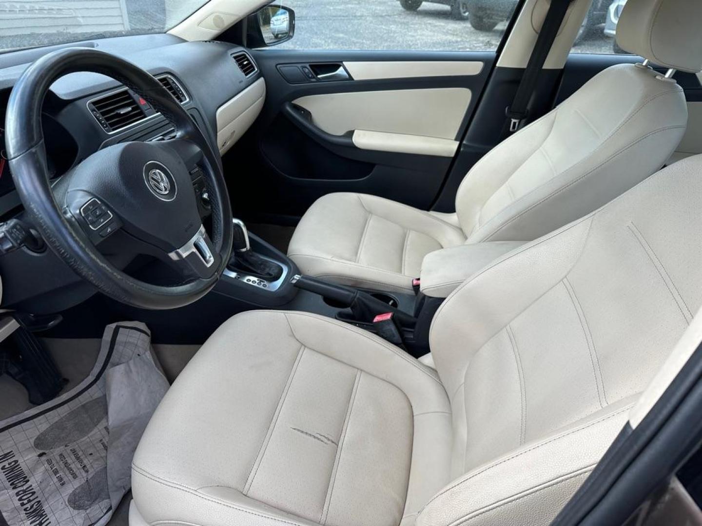 2011 BROWN VOLKSWAGEN JETTA SE (3VWDZ7AJ8BM) with an 2.5L engine, Automatic transmission, located at 1708 Broadway, Rockford, IL, 61104, (815) 397-5010, 42.252522, -89.069359 - Photo#9