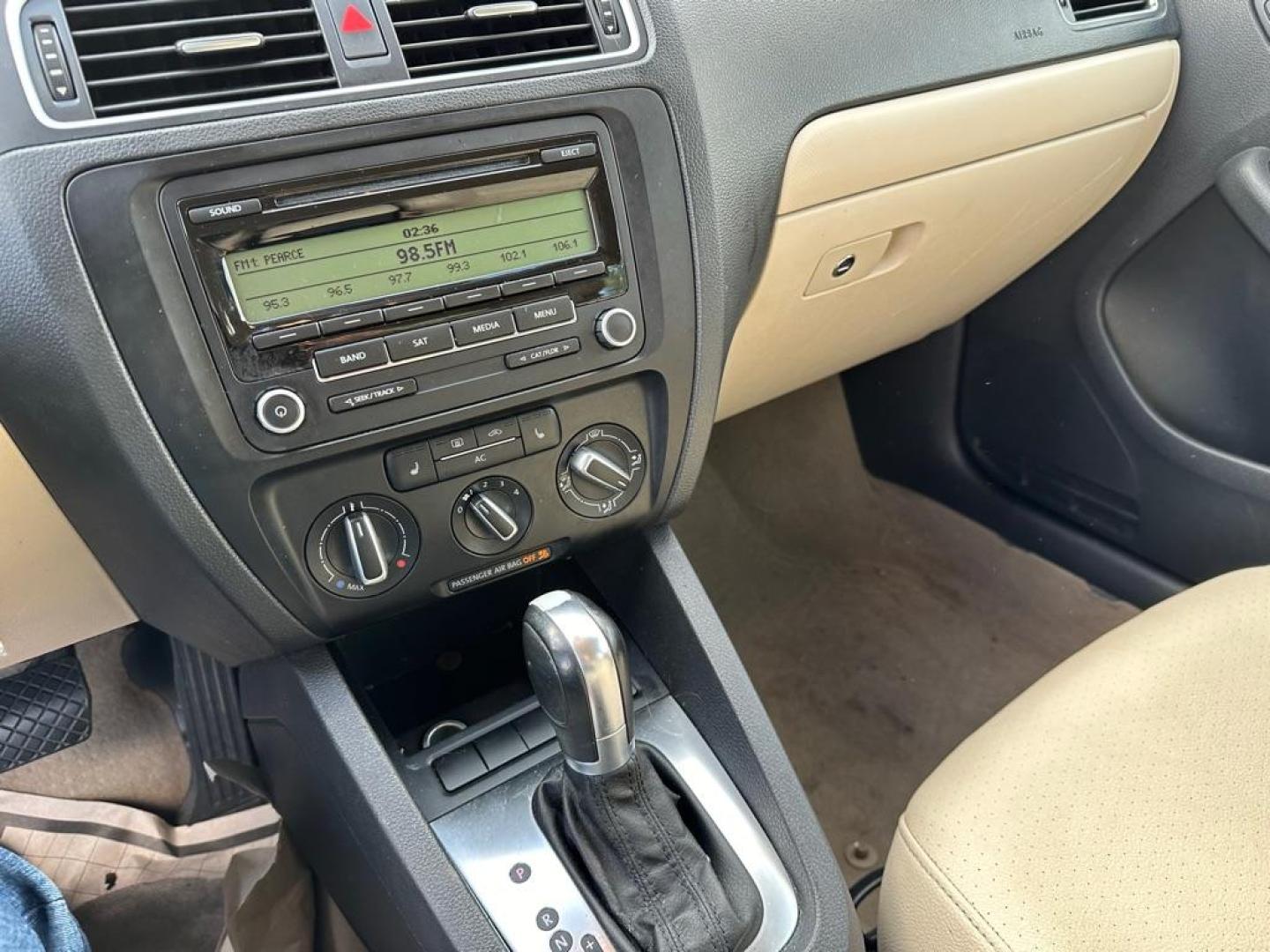 2011 BROWN VOLKSWAGEN JETTA SE (3VWDZ7AJ8BM) with an 2.5L engine, Automatic transmission, located at 1708 Broadway, Rockford, IL, 61104, (815) 397-5010, 42.252522, -89.069359 - Photo#10