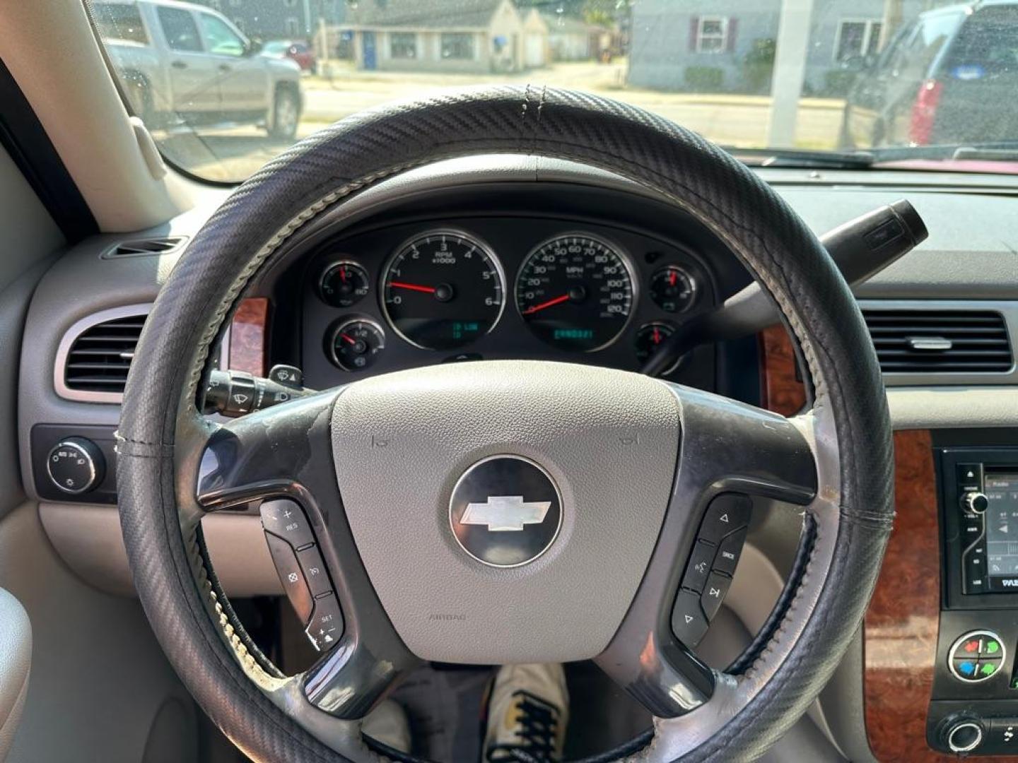 2008 RED CHEVROLET SUBURBAN 1500 LS (3GNFK163X8G) with an 5.3L engine, Automatic transmission, located at 1708 Broadway, Rockford, IL, 61104, (815) 397-5010, 42.252522, -89.069359 - Photo#7