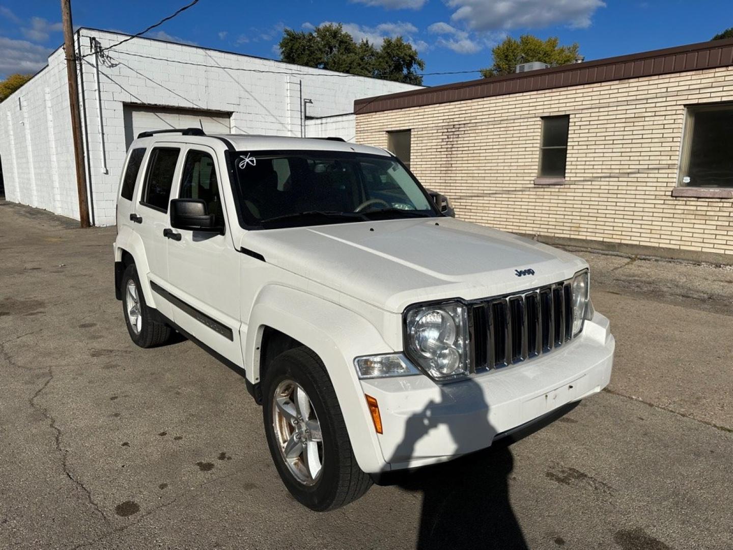 2008 WHITE JEEP LIBERTY LIMITED (1J8GN58K98W) with an 3.7L engine, Automatic transmission, located at 1708 Broadway, Rockford, IL, 61104, (815) 397-5010, 42.252522, -89.069359- Photo#2