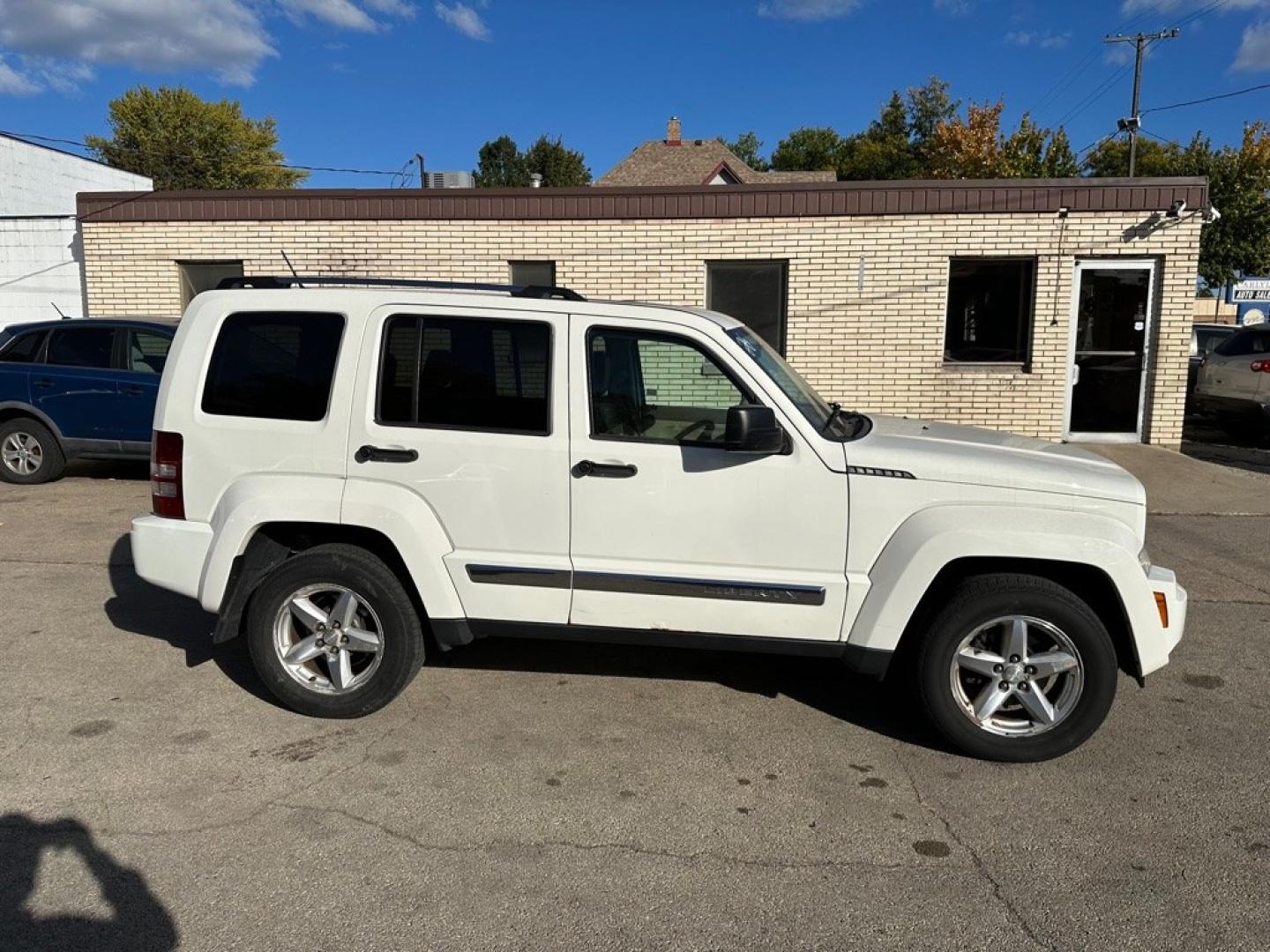 2008 WHITE JEEP LIBERTY LIMITED (1J8GN58K98W) with an 3.7L engine, Automatic transmission, located at 1708 Broadway, Rockford, IL, 61104, (815) 397-5010, 42.252522, -89.069359- Photo#3