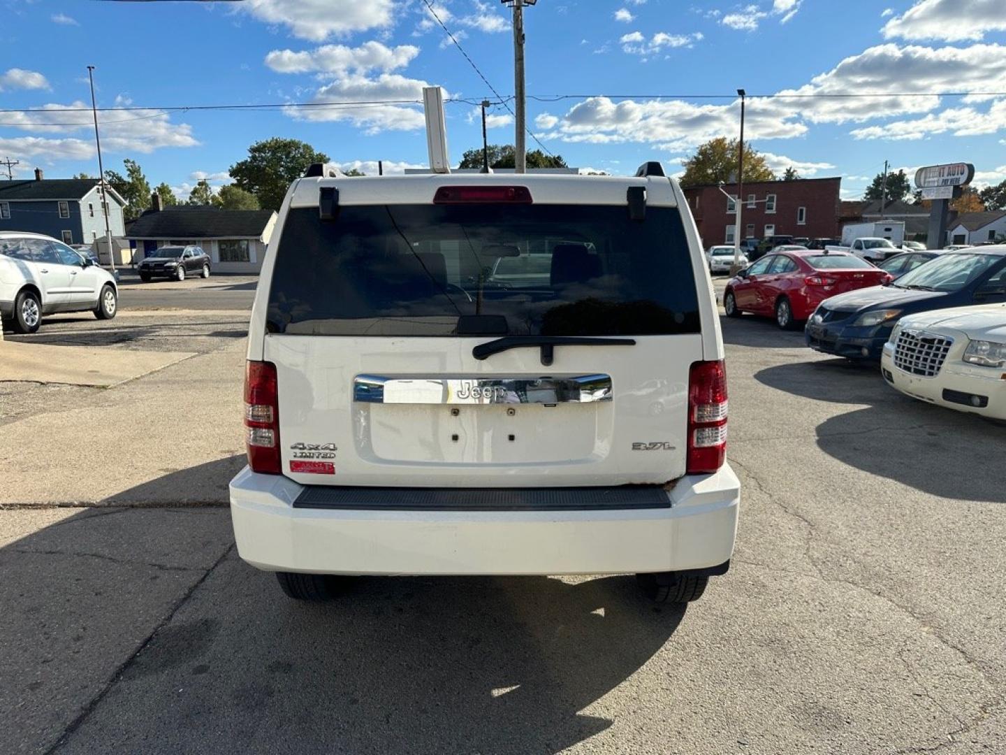 2008 WHITE JEEP LIBERTY LIMITED (1J8GN58K98W) with an 3.7L engine, Automatic transmission, located at 1708 Broadway, Rockford, IL, 61104, (815) 397-5010, 42.252522, -89.069359- Photo#5