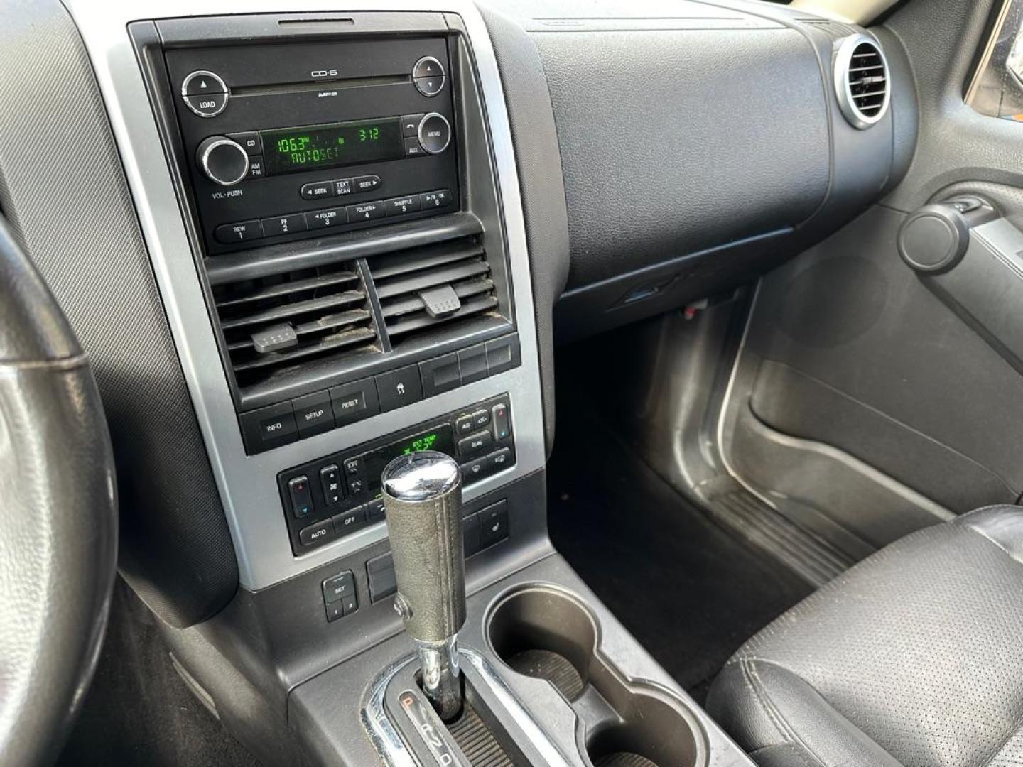 2008 SILVER MERCURY MOUNTAINEER LUXURY (4M2EU47E28U) with an 4.0L engine, Automatic transmission, located at 1708 Broadway, Rockford, IL, 61104, (815) 397-5010, 42.252522, -89.069359 - Photo#10