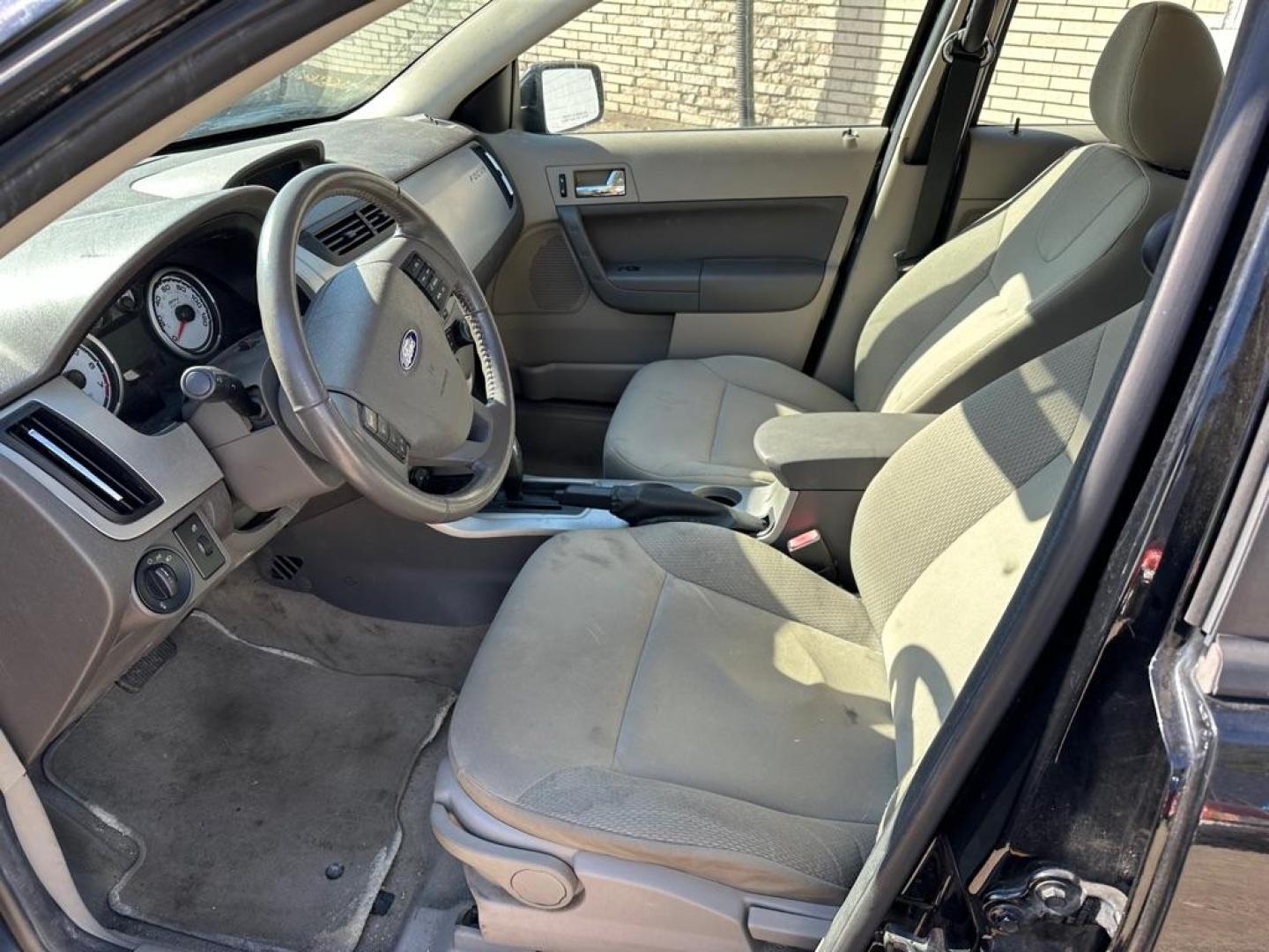 2008 BLACK FORD FOCUS SE (1FAHP35N08W) with an 2.0L engine, Automatic transmission, located at 1708 Broadway, Rockford, IL, 61104, (815) 397-5010, 42.252522, -89.069359 - Photo#9