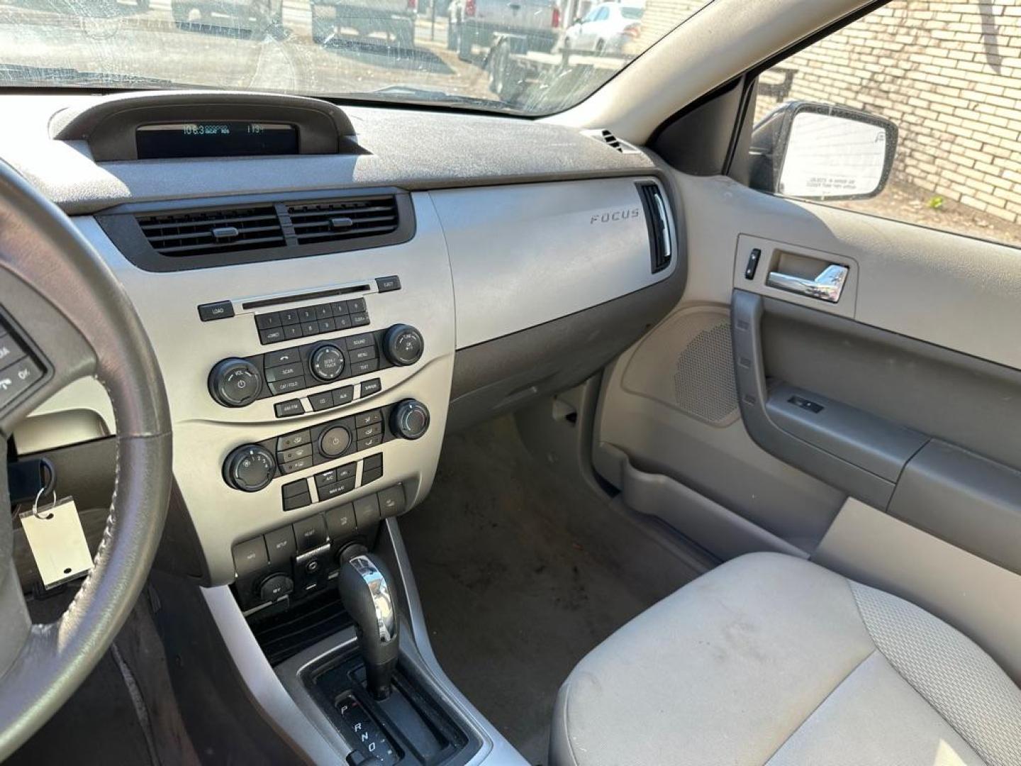 2008 BLACK FORD FOCUS SE (1FAHP35N08W) with an 2.0L engine, Automatic transmission, located at 1708 Broadway, Rockford, IL, 61104, (815) 397-5010, 42.252522, -89.069359 - Photo#11