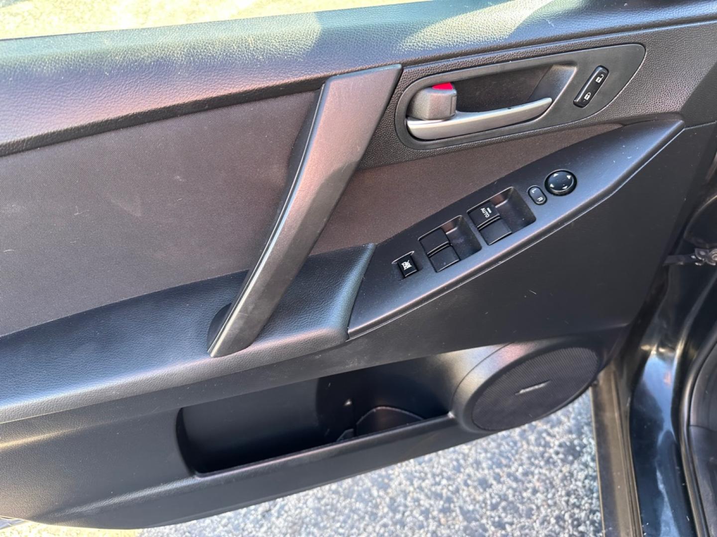 2010 BLACK MAZDA 3 I (JM1BL1SFXA1) with an 2.0L engine, Automatic transmission, located at 1708 Broadway, Rockford, IL, 61104, (815) 397-5010, 42.252522, -89.069359- Photo#8
