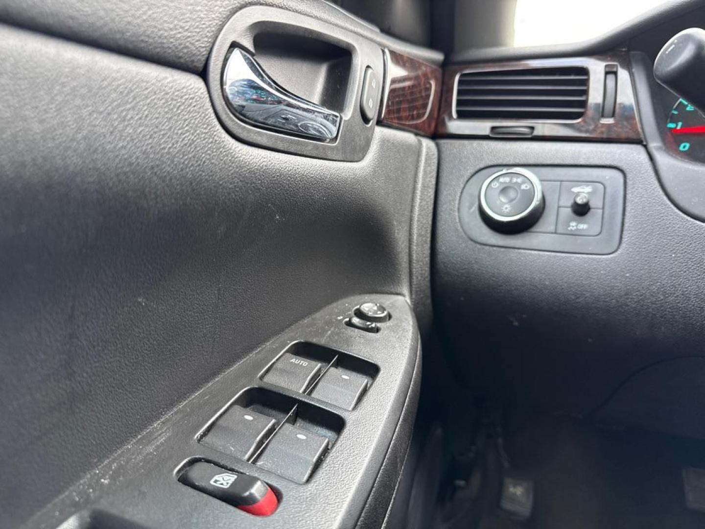 2012 BLACK CHEVROLET IMPALA LT (2G1WG5E3XC1) with an 3.6L engine, Automatic transmission, located at 1708 Broadway, Rockford, IL, 61104, (815) 397-5010, 42.252522, -89.069359 - Photo#6